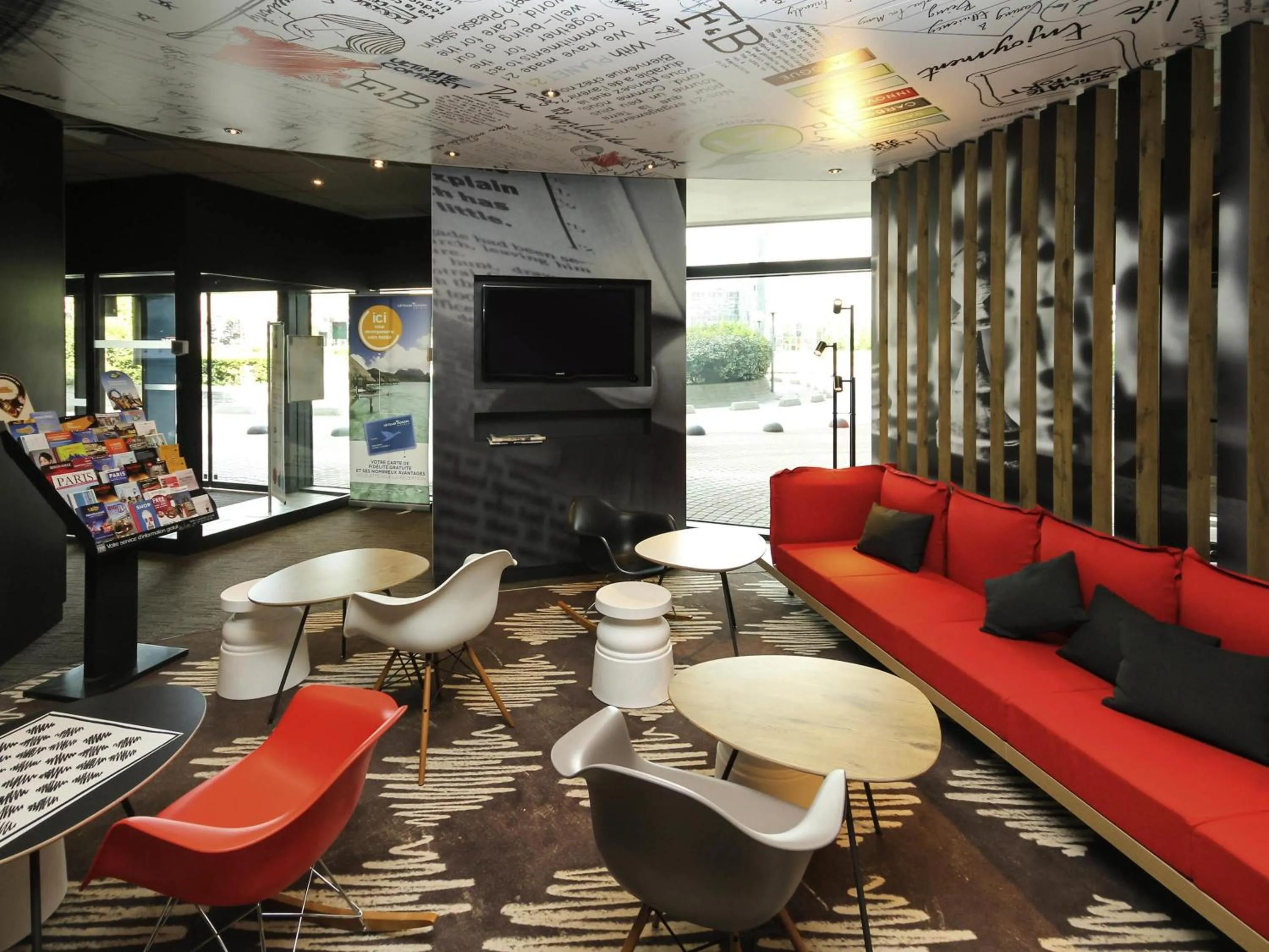 Lounge or bar in Ibis Marne la Vallée Noisy