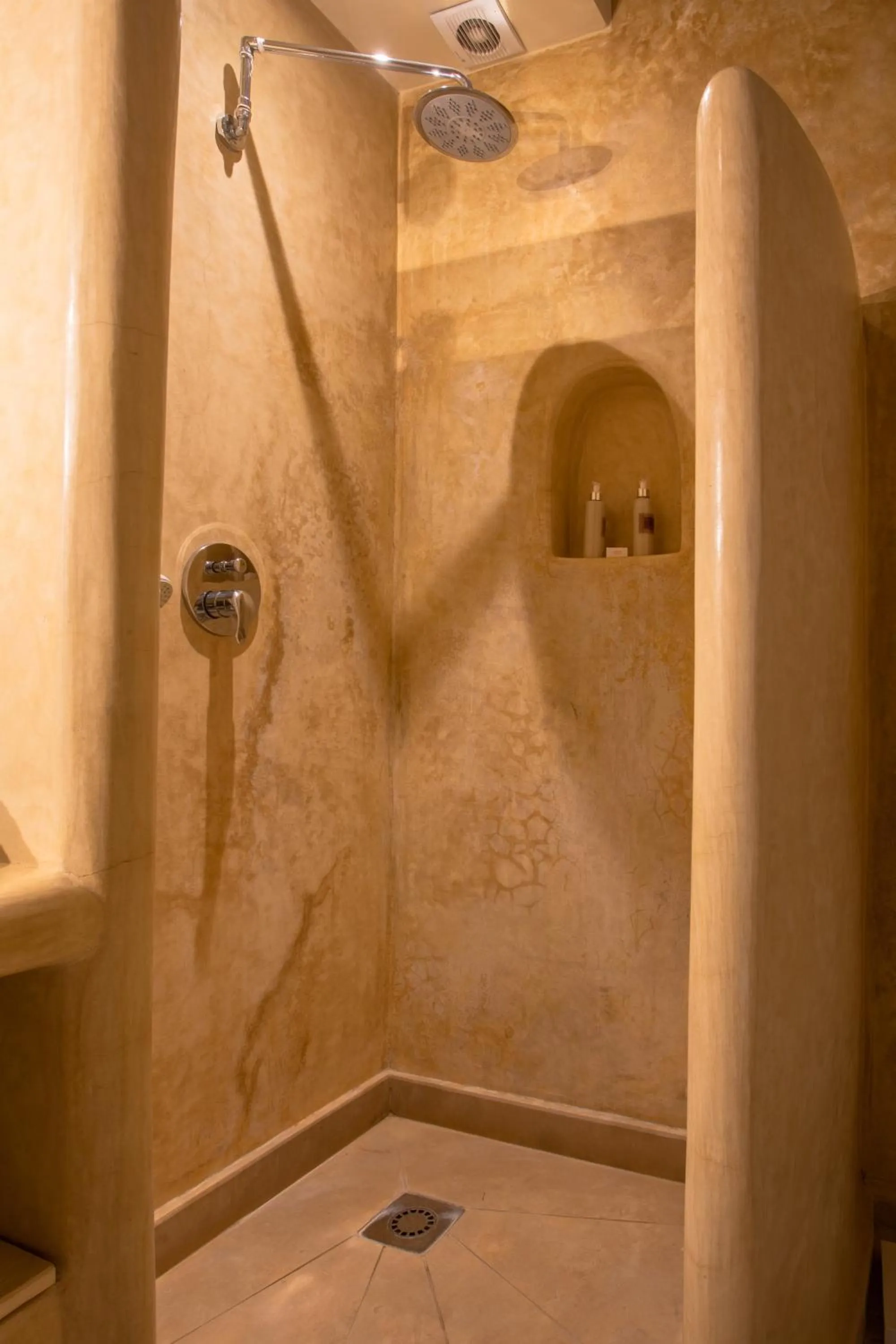 Shower in Riad Hizad