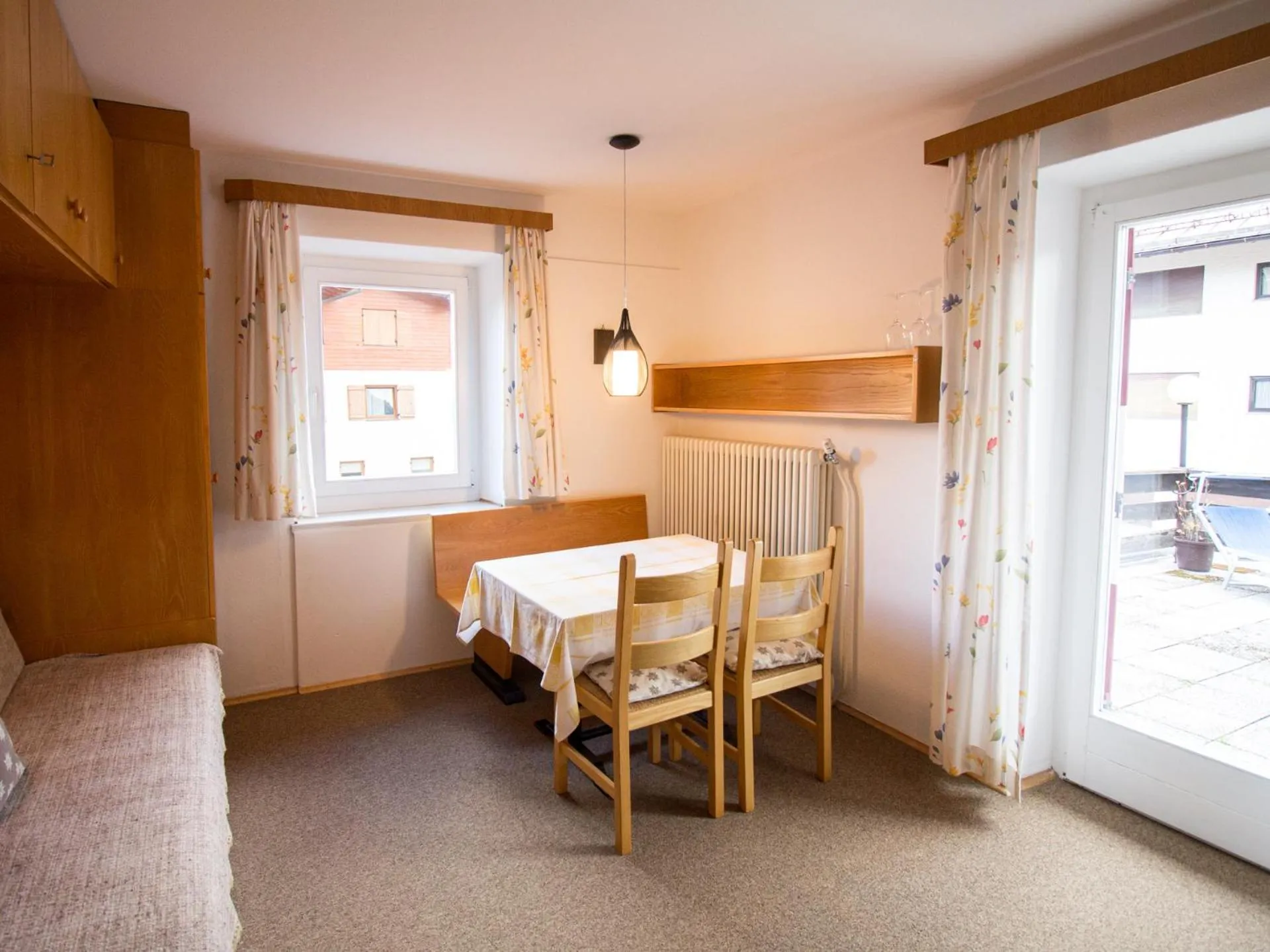 Dining area, Bed in Residence Chris Appart