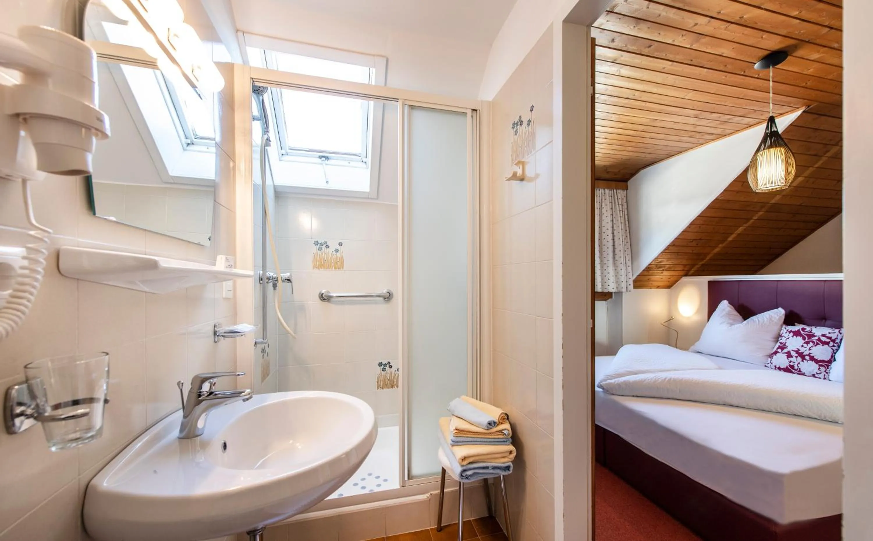 Shower, Bed in Residence Chris Appart