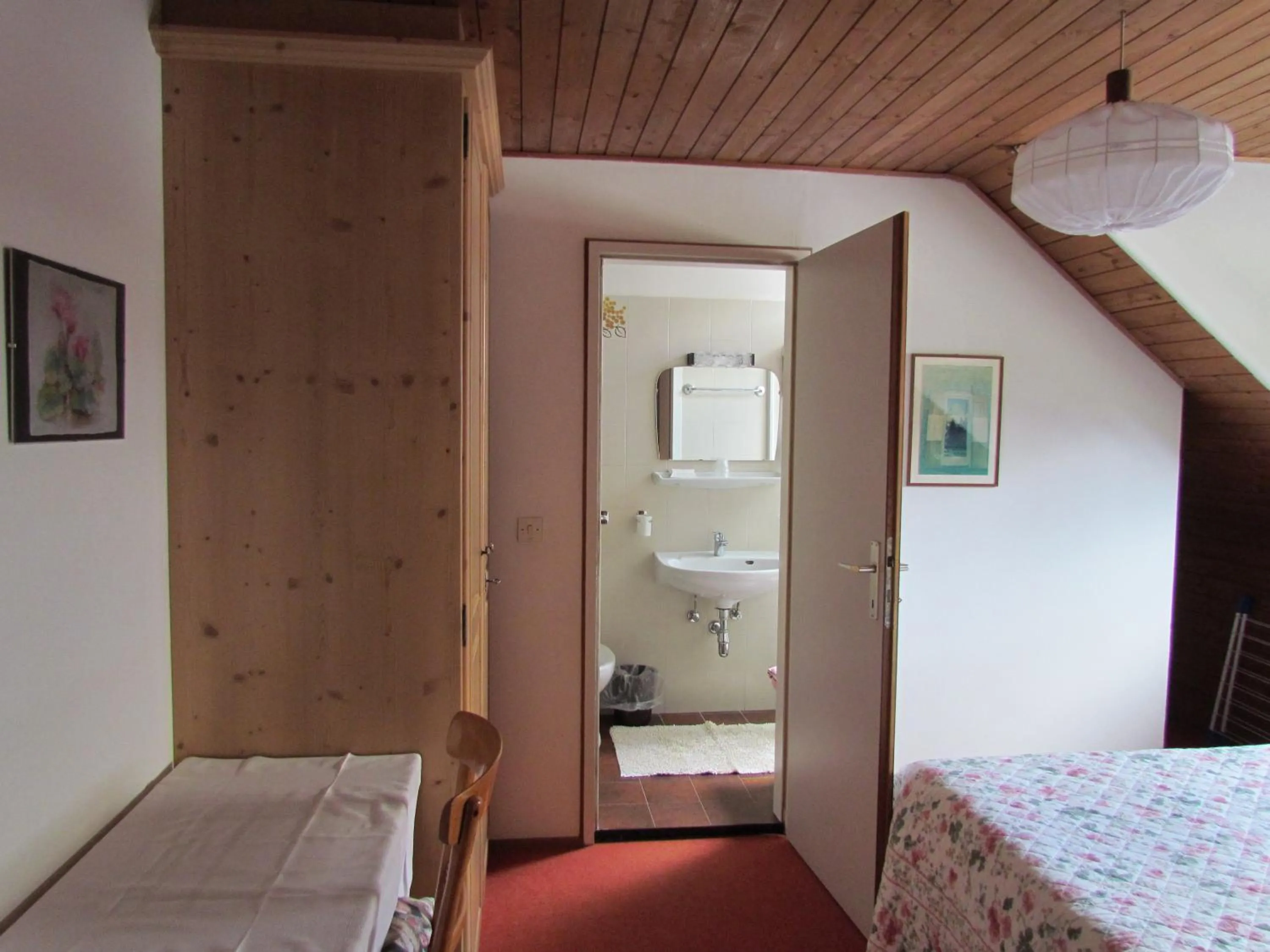 Photo of the whole room, Bed in Residence Chris Appart