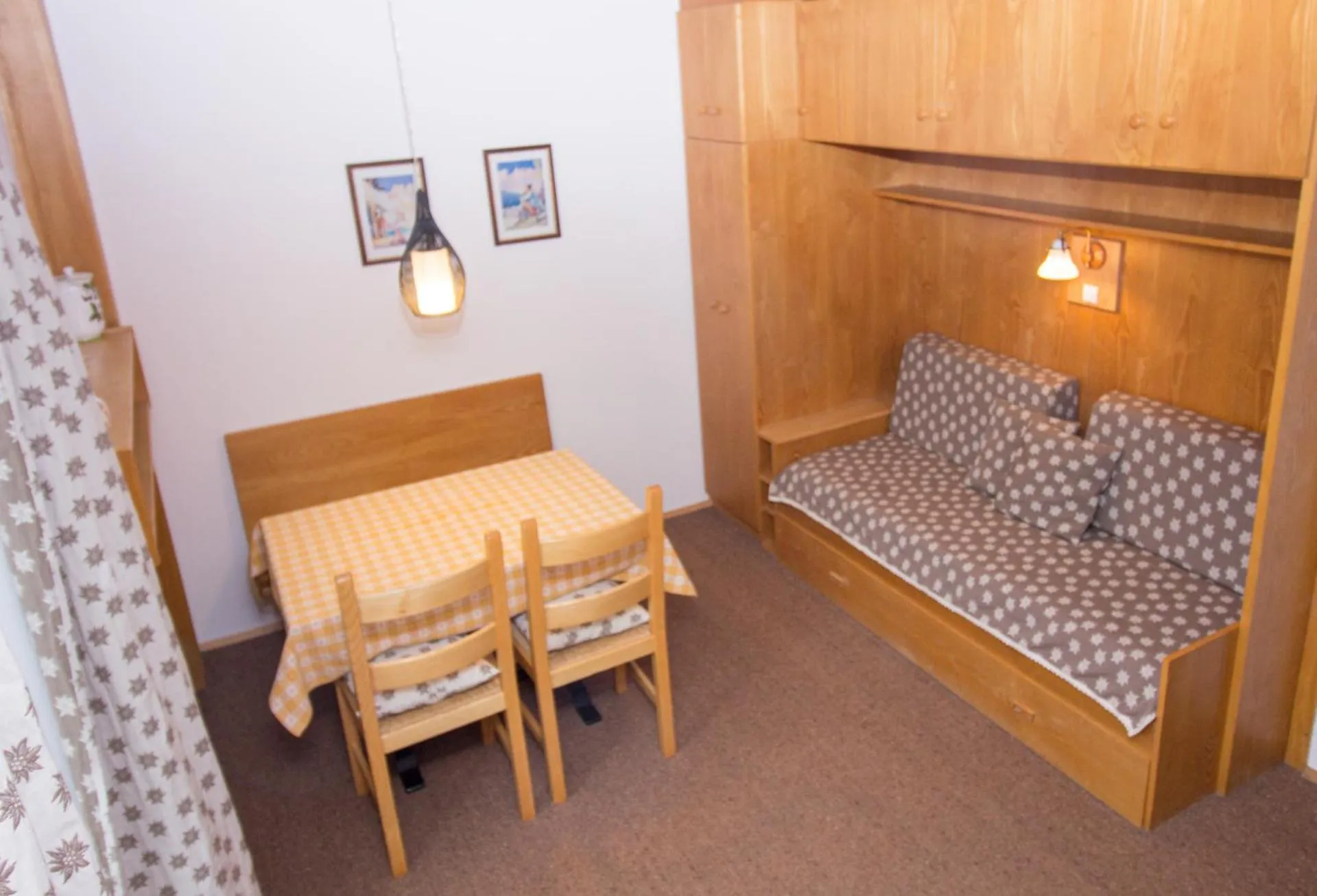 Dining area, Bed in Residence Chris Appart