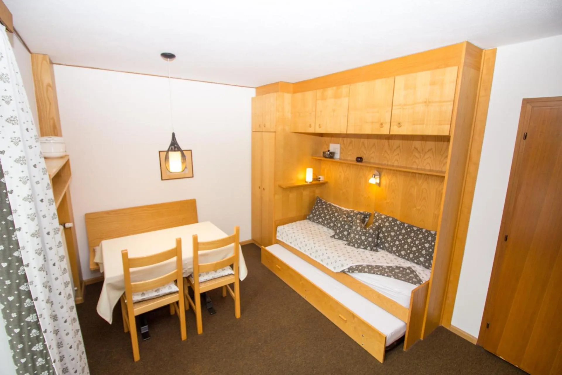 Photo of the whole room, Bed in Residence Chris Appart