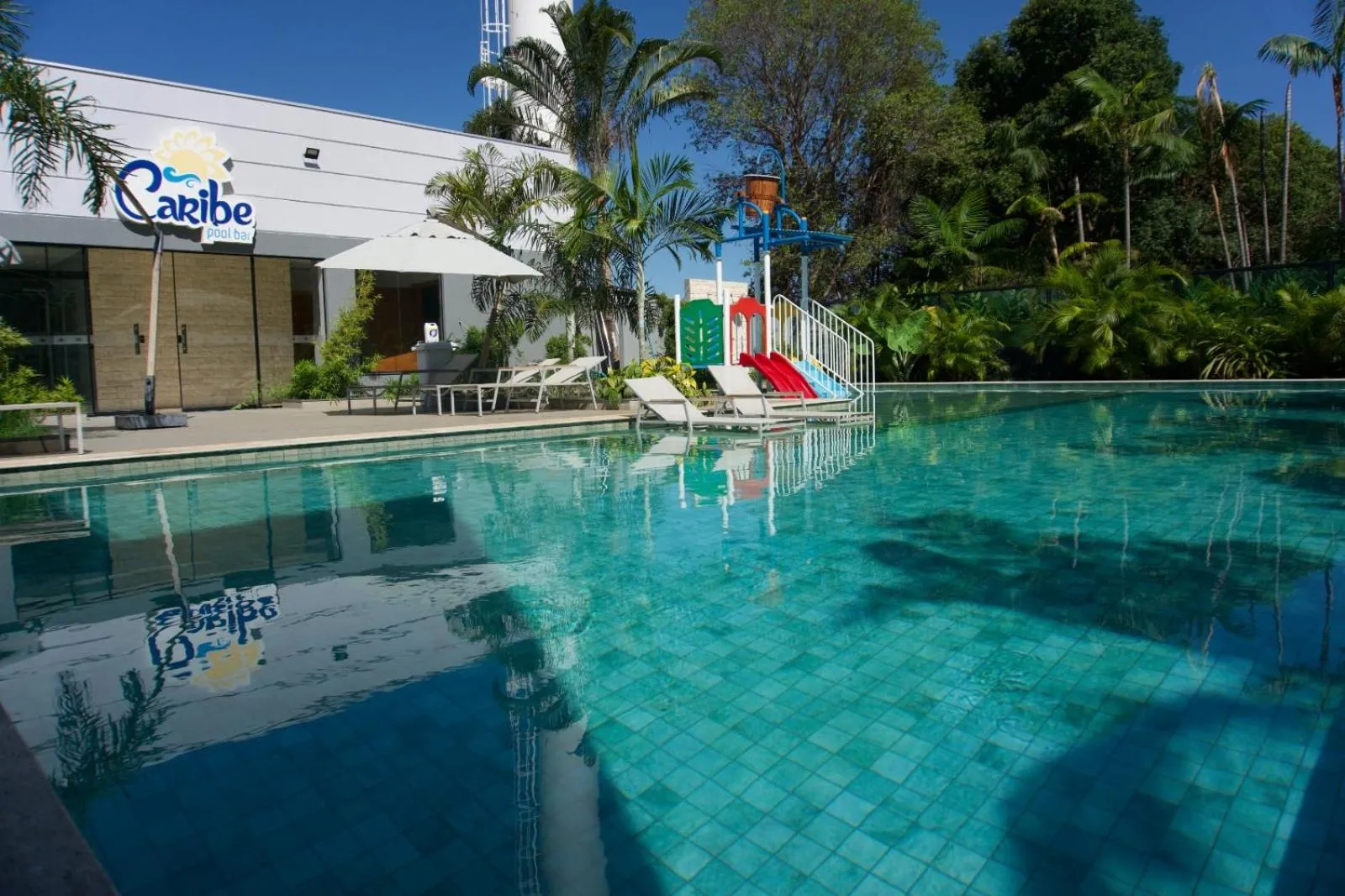 Swimming pool in Hotel Girassol Plaza
