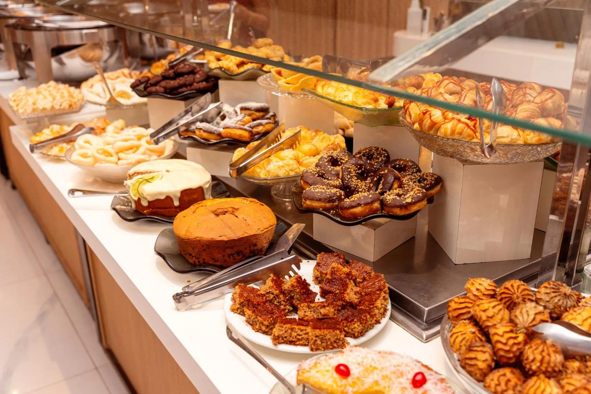 Restaurant/places to eat in Hotel Girassol Plaza