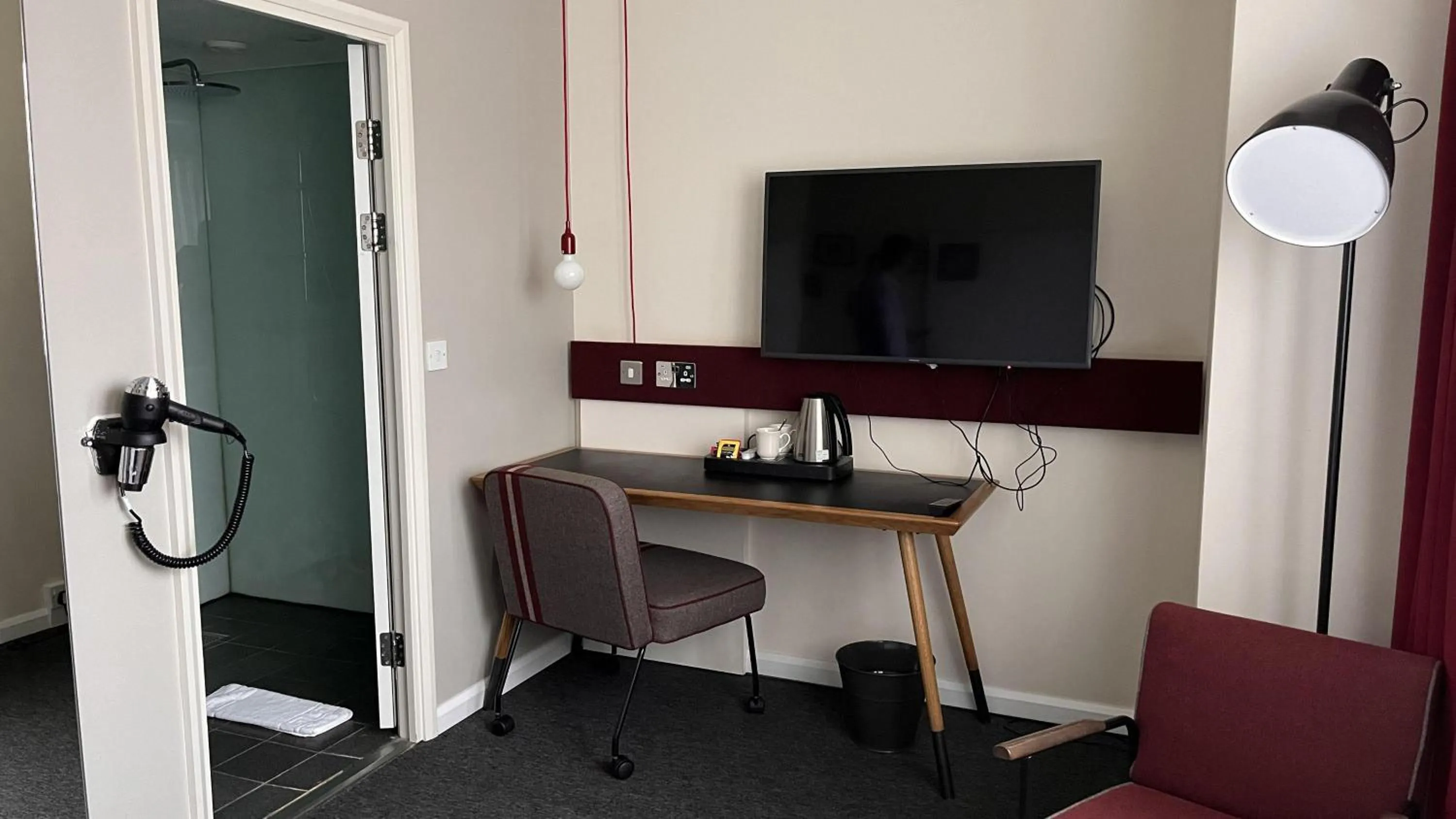 Photo of the whole room in B&B HOTEL Inverness