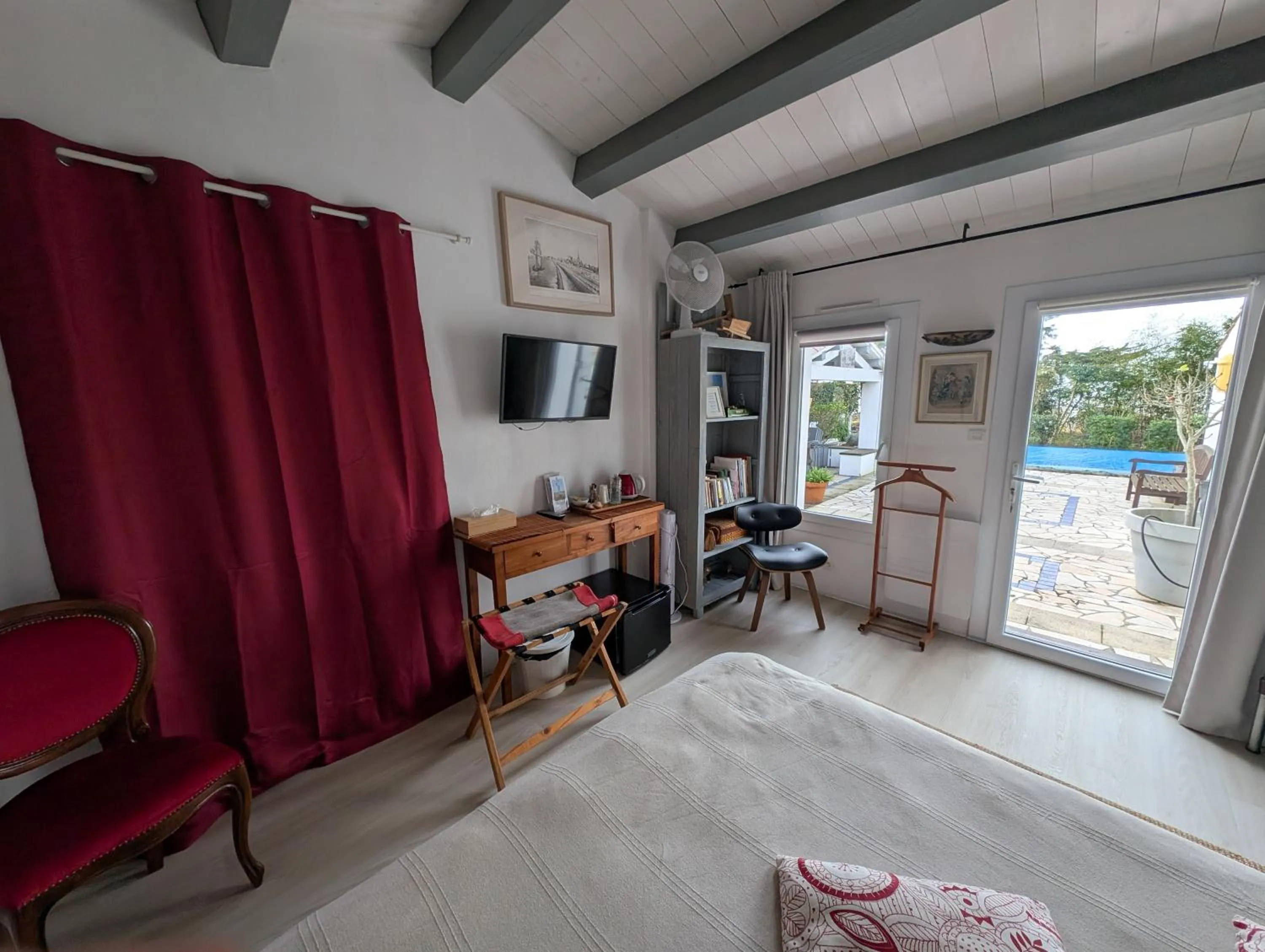 Photo of the whole room in Les Yeux Bleus Bed & Breakfast