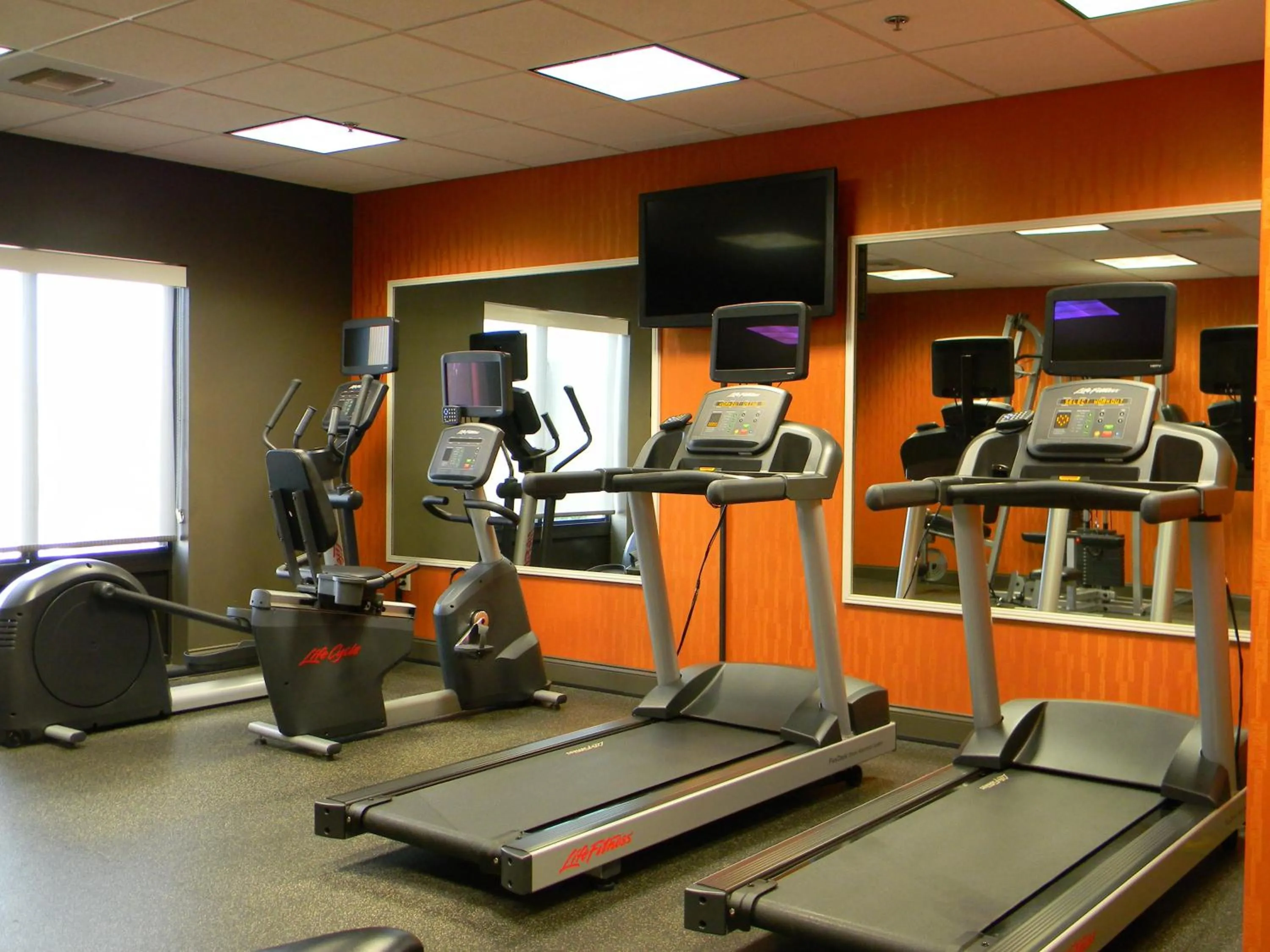 Fitness centre/facilities in Holiday Inn Express & Suites - Huntsville Airport by IHG