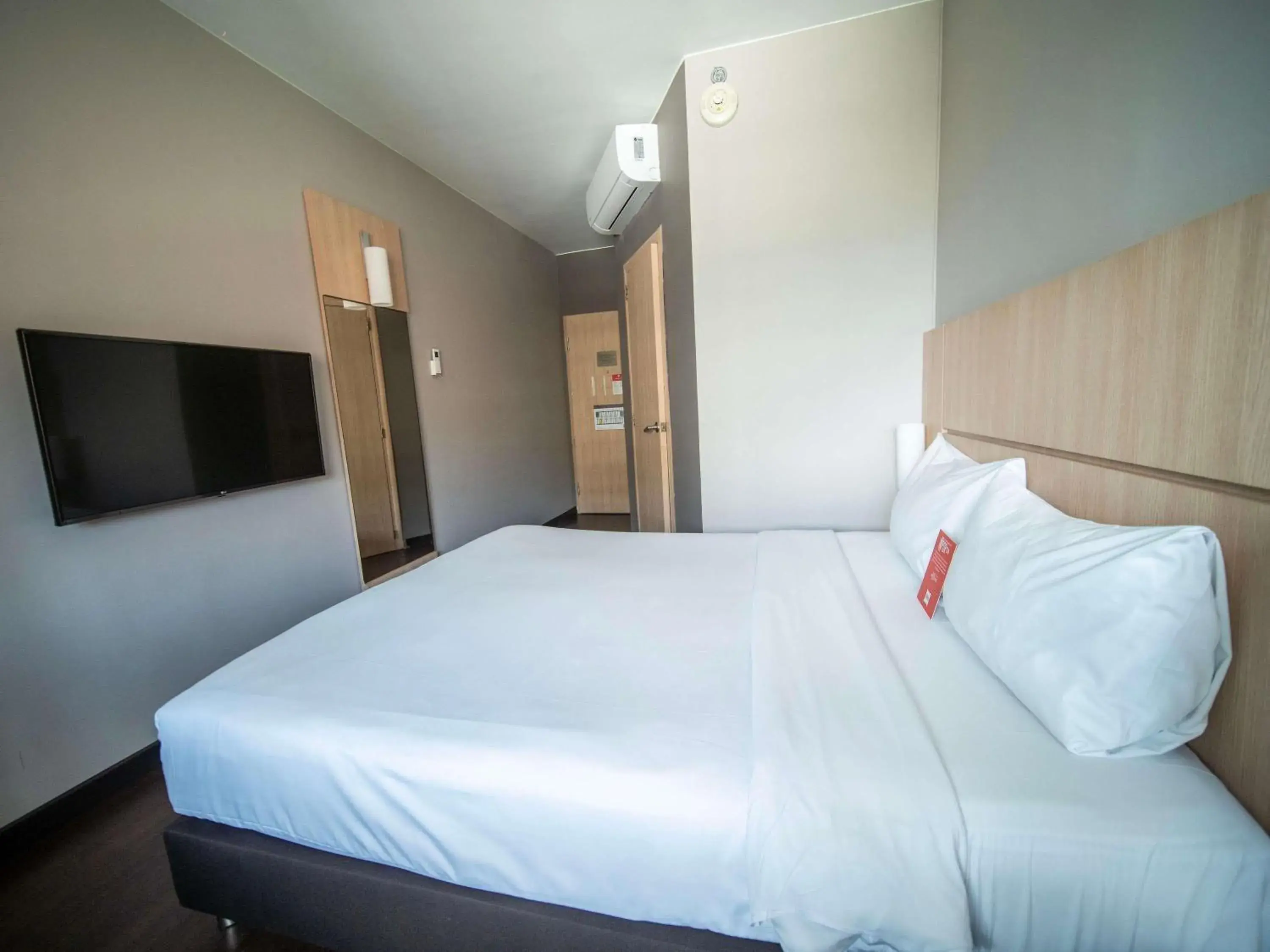 Bedroom, Bed in ibis Medellin Bedroom, Bed in ibis Medellin