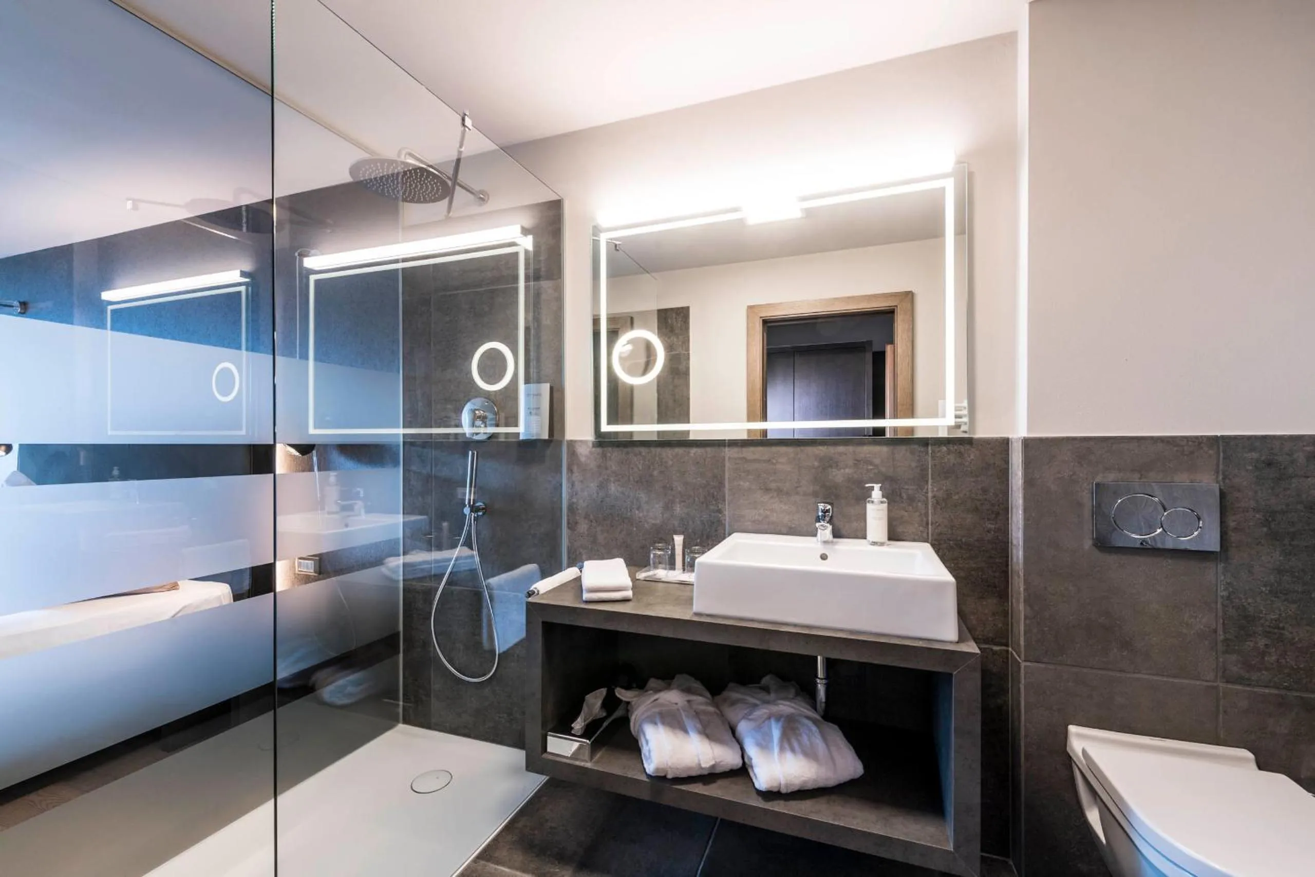 Shower, Bed in Hotel - Appartements Schmied Hans