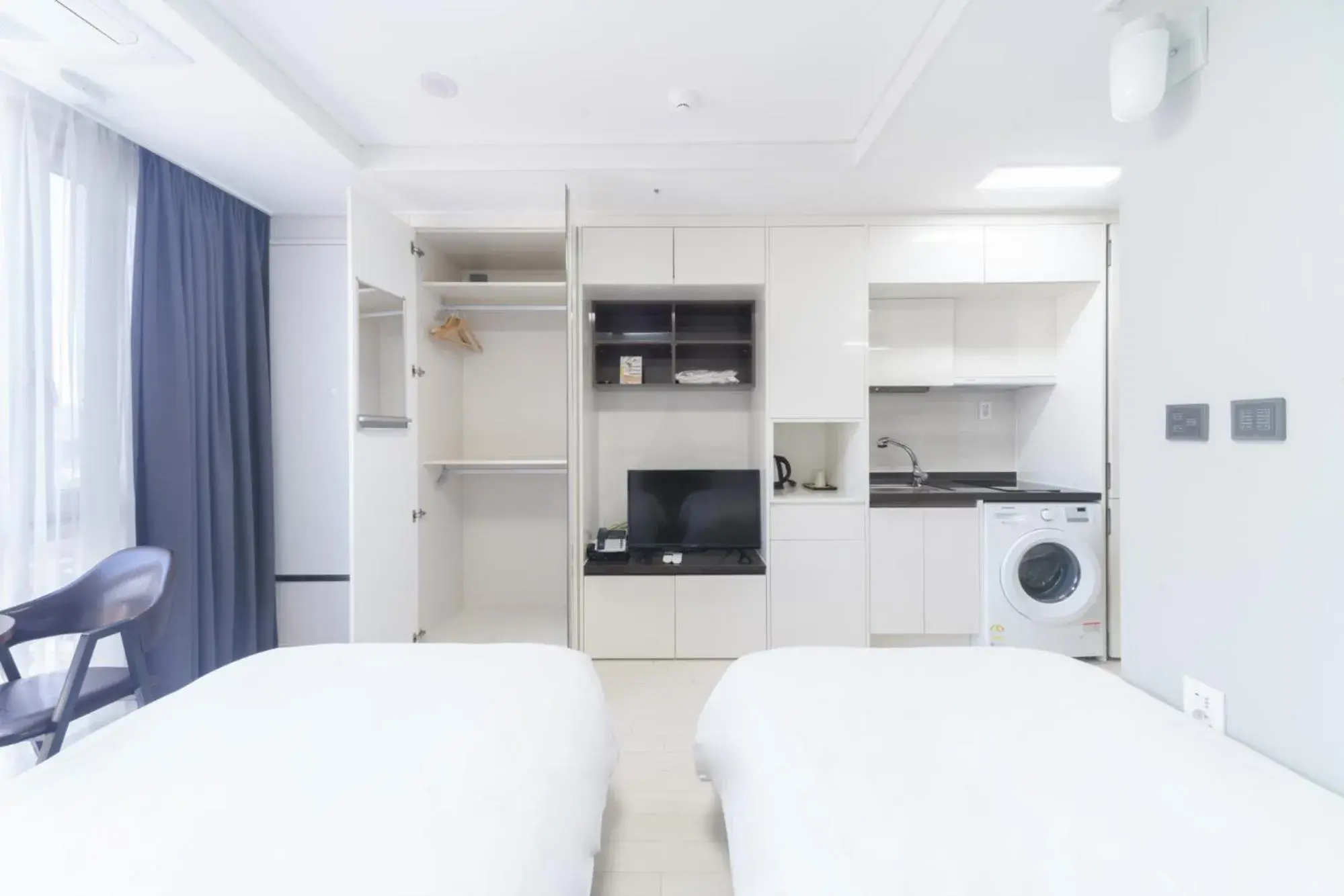 TV and multimedia, Bed in The Venezia Suite Hotel TV and multimedia, Bed in The Venezia Suite Hotel