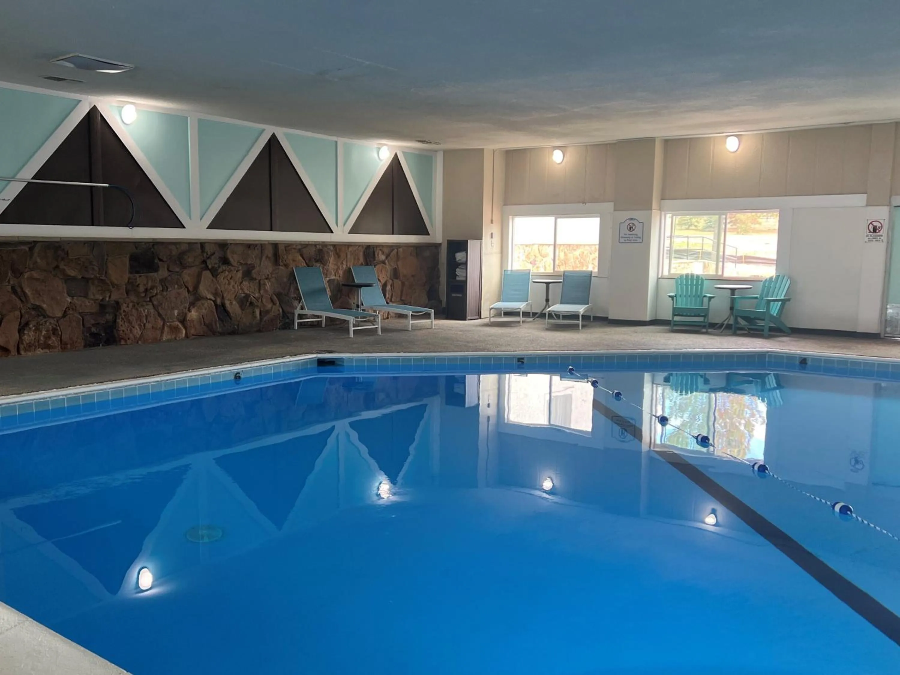 Swimming pool in Expedition Lodge Estes Park at Rocky Mtn National Park