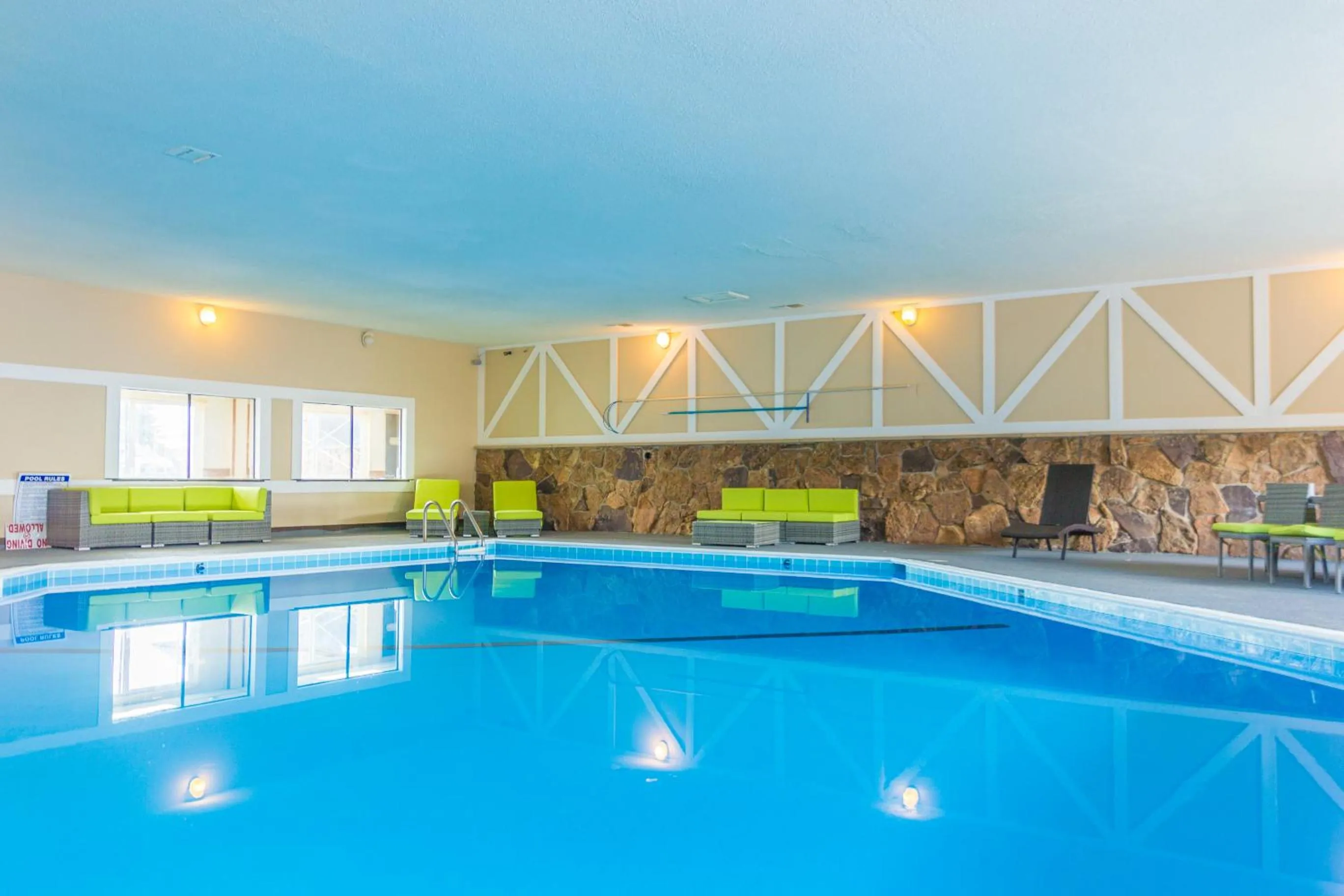 Swimming pool in Expedition Lodge Estes Park at Rocky Mtn National Park