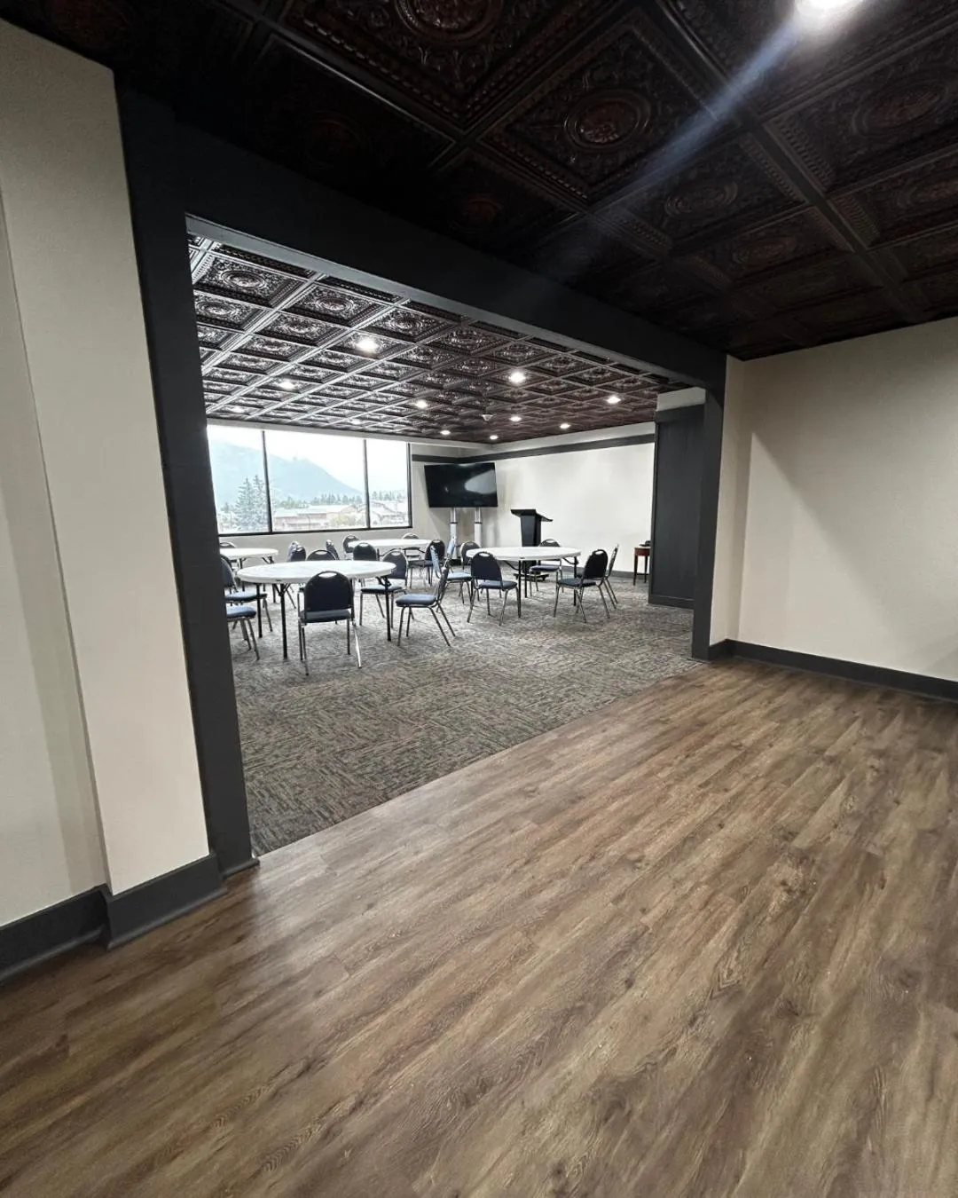 Meeting/conference room in Expedition Lodge Estes Park at Rocky Mtn National Park