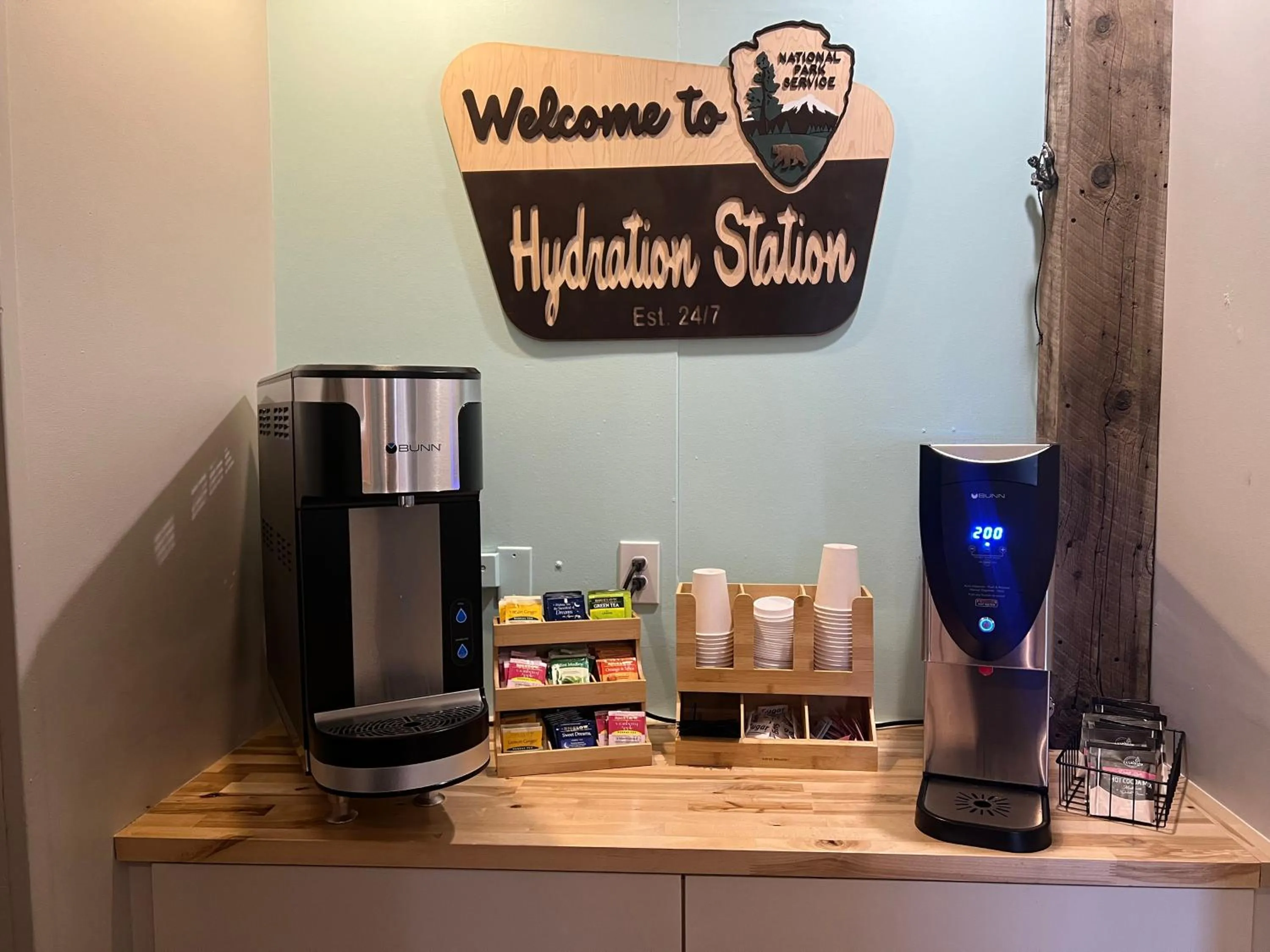 Coffee/tea facilities in Expedition Lodge Estes Park at Rocky Mtn National Park