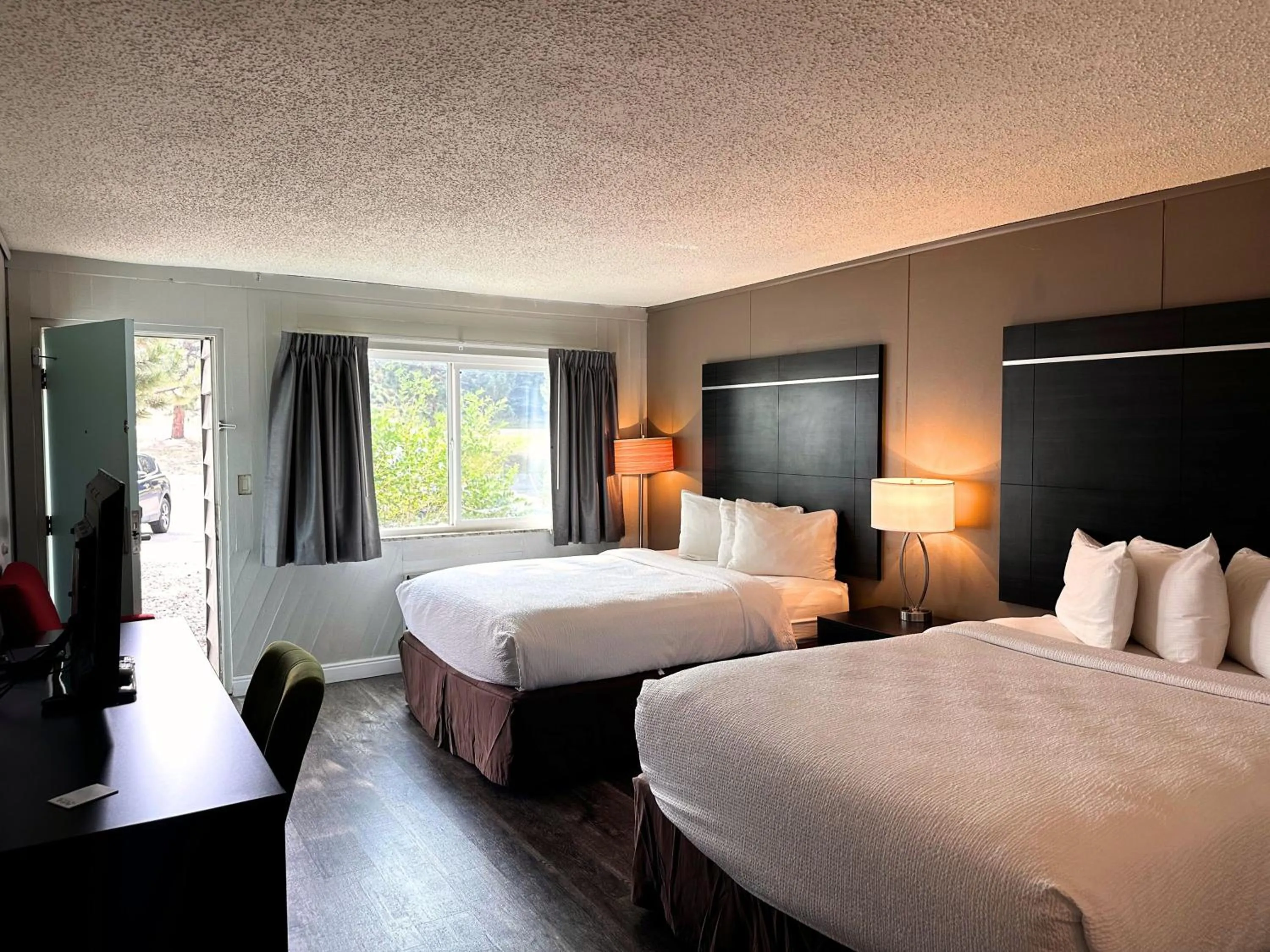 Photo of the whole room, Bed in Expedition Lodge Estes Park at Rocky Mtn National Park