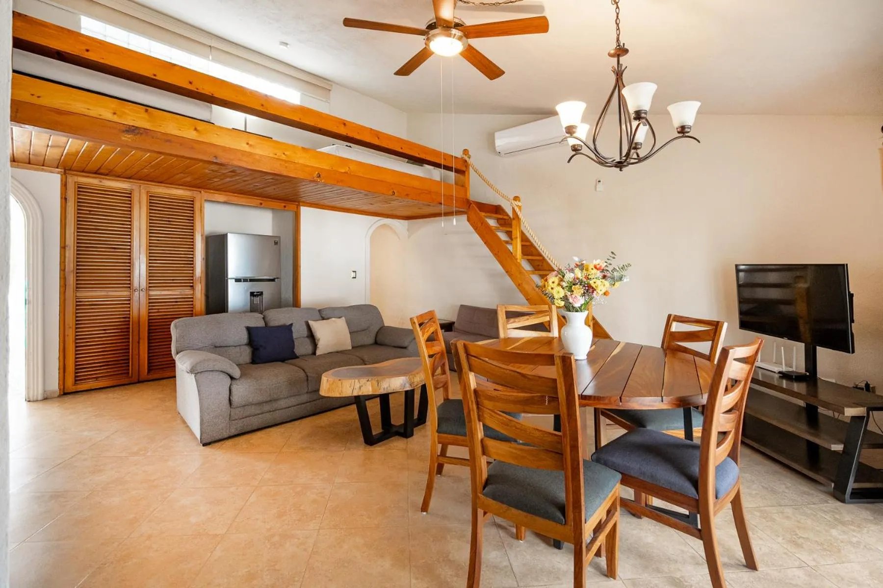 Communal lounge/ TV room in Hotel & Suites El Moro