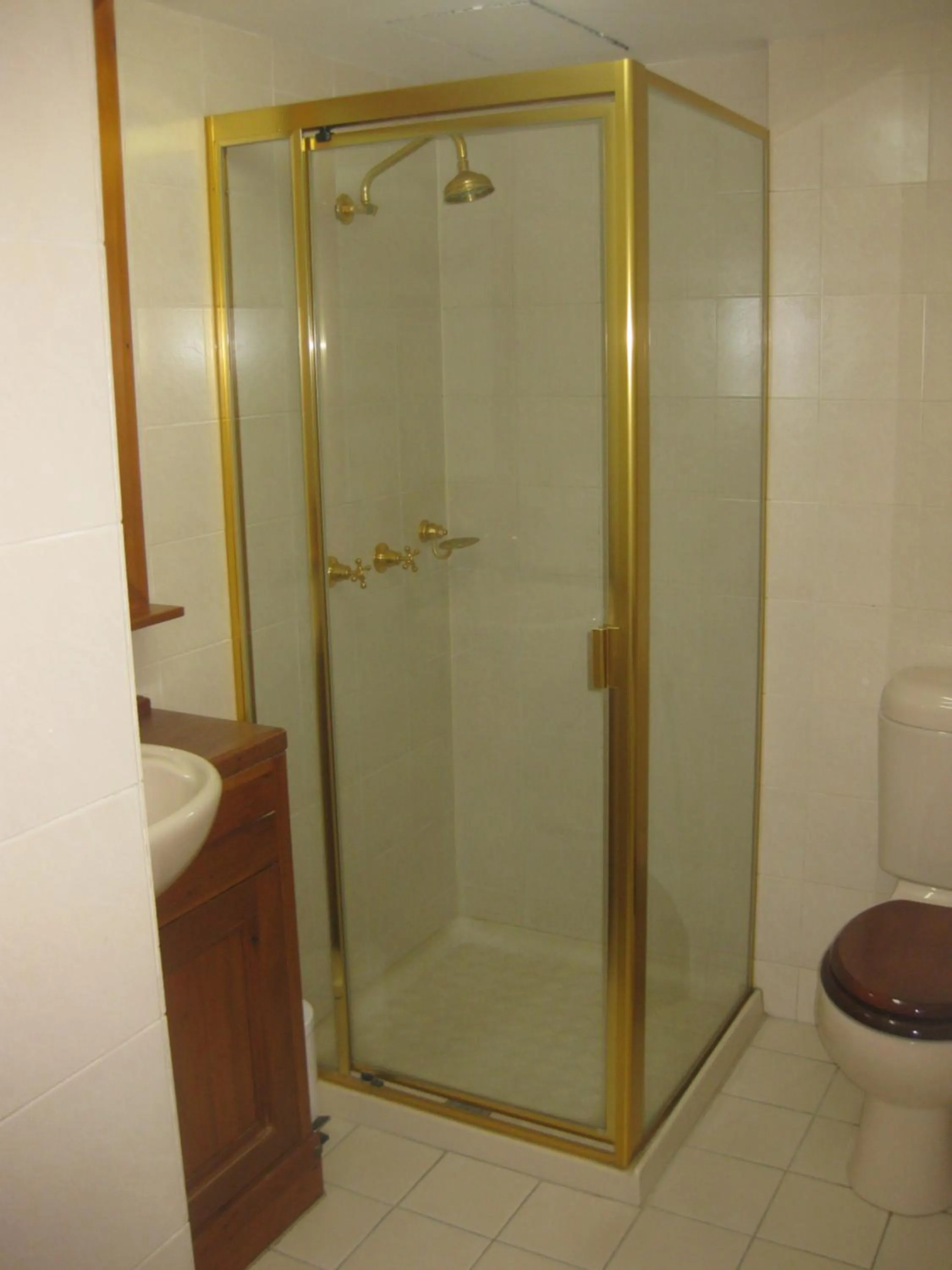Bathroom in Fairthorpe Apartments