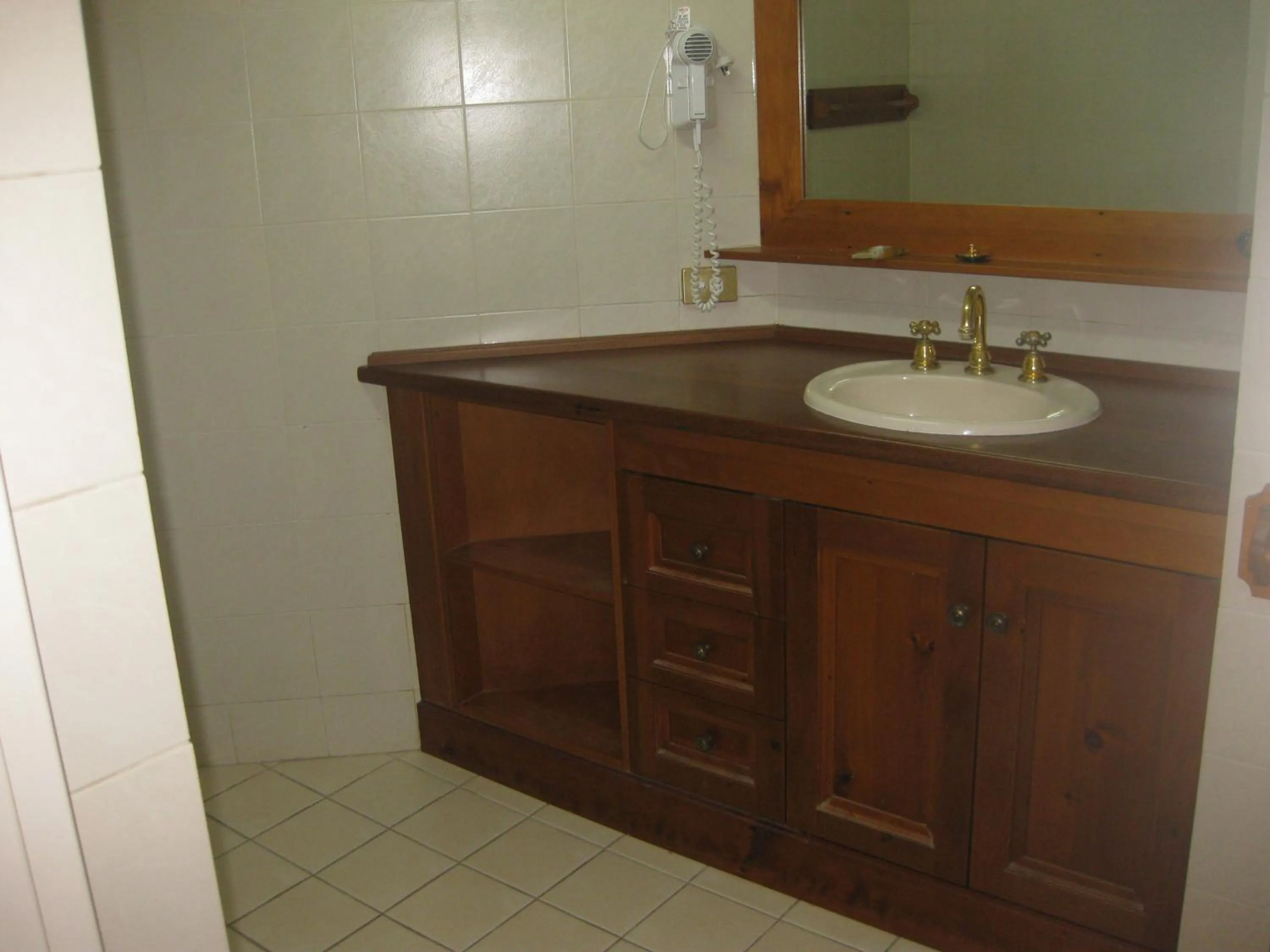 Bathroom in Fairthorpe Apartments