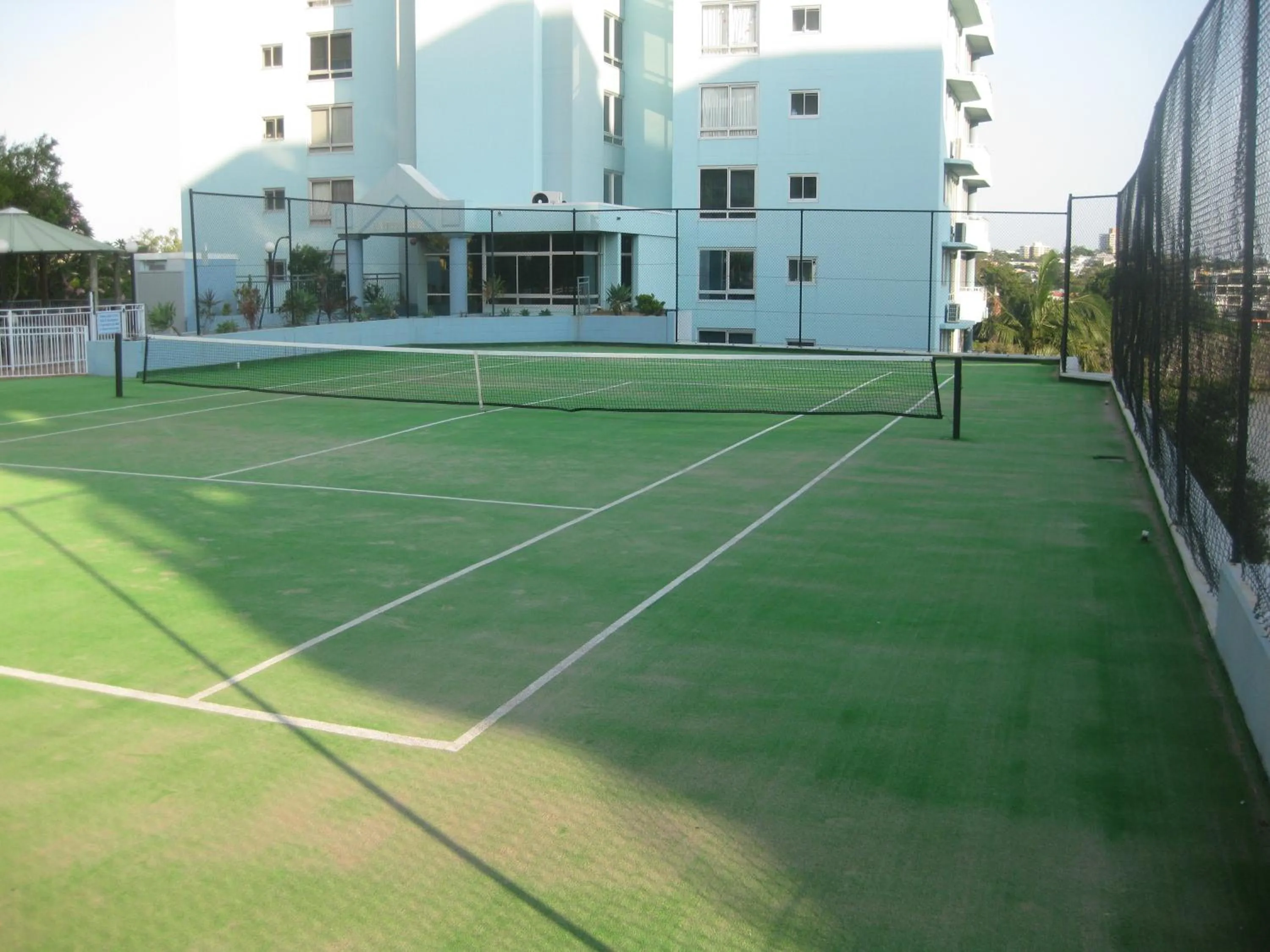 Tennis court in Fairthorpe Apartments