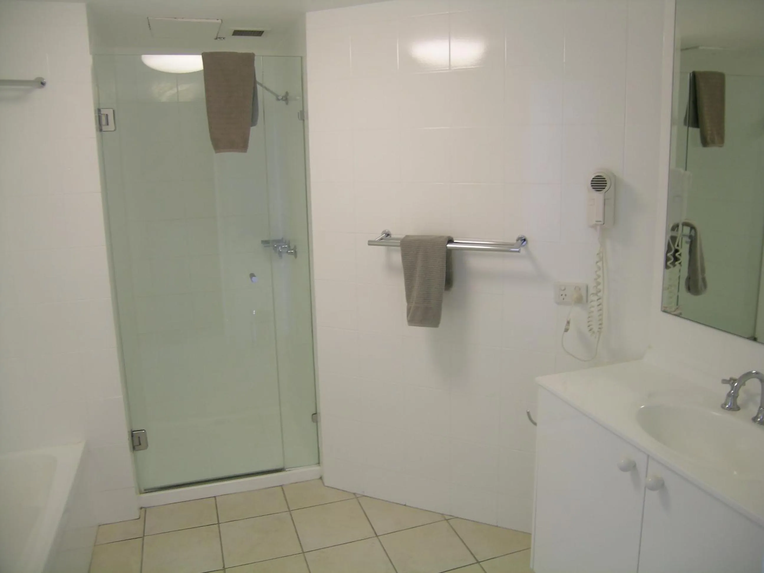 Bathroom in Fairthorpe Apartments