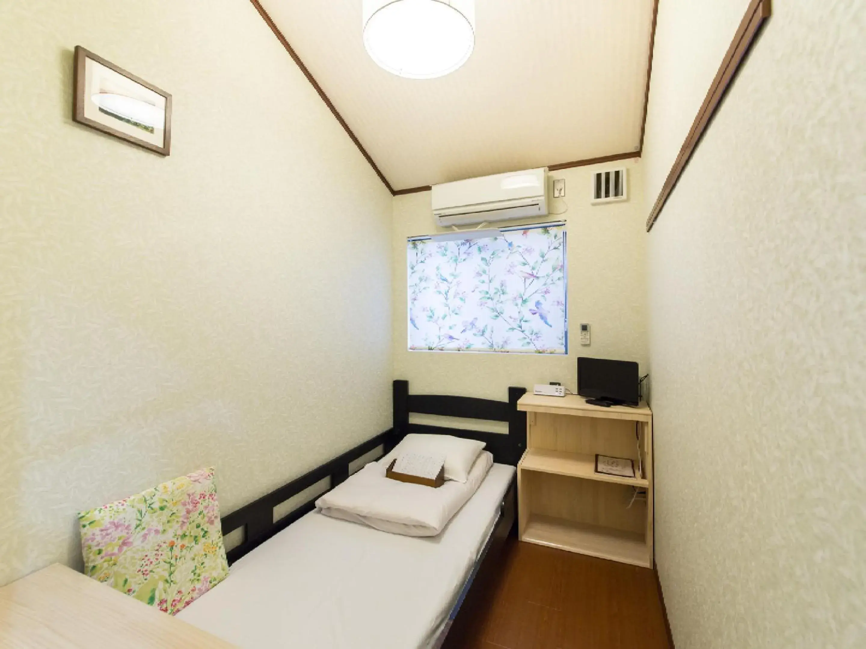 Single Room with Shared Bathroom - single occupancy in Woman Only Guesthouse Nanohana (Female only) Single Room with Shared Bathroom - single occupancy in Woman Only Guesthouse Nanohana (Female only)