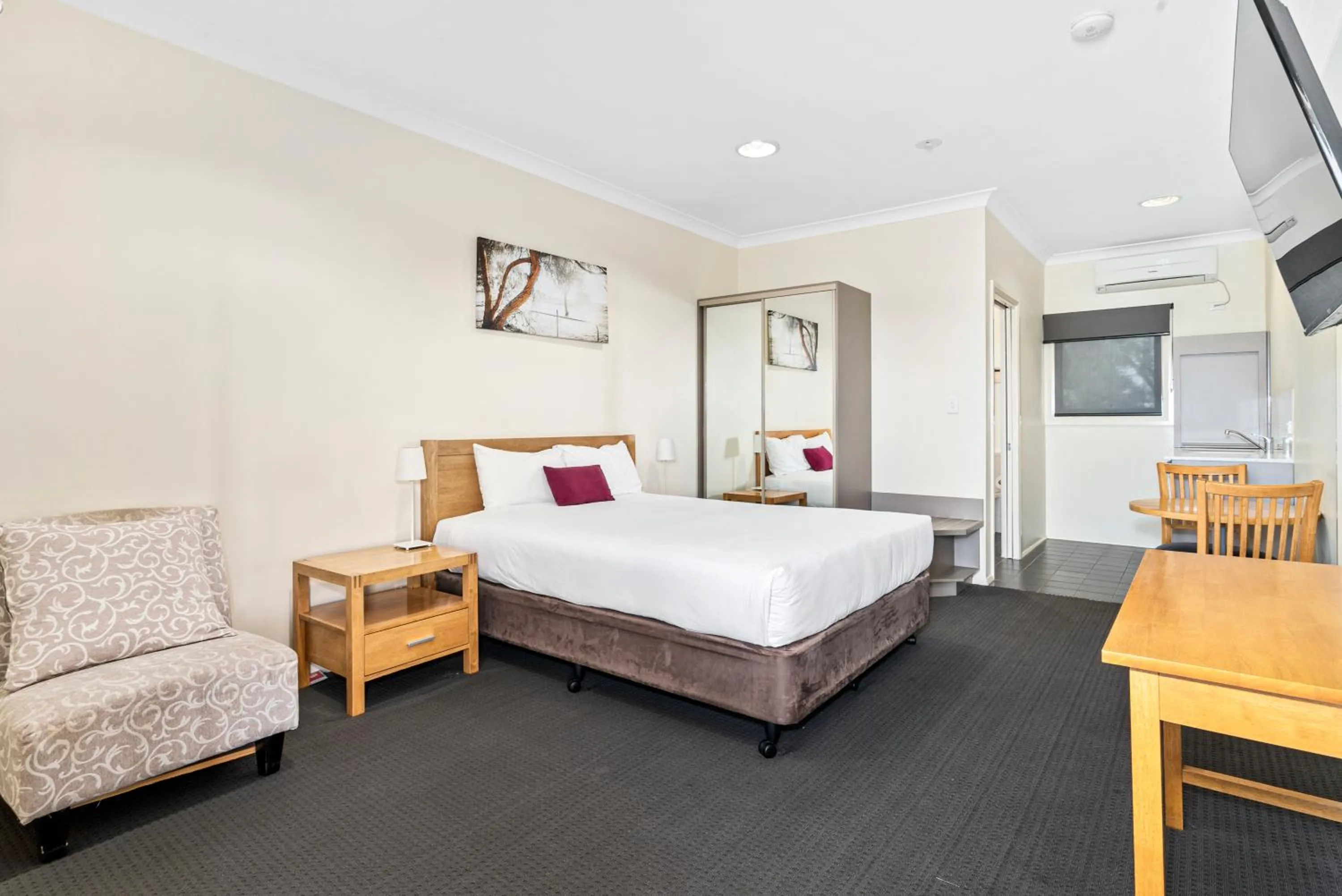 Bed in Comfort Inn Bishops Lodge