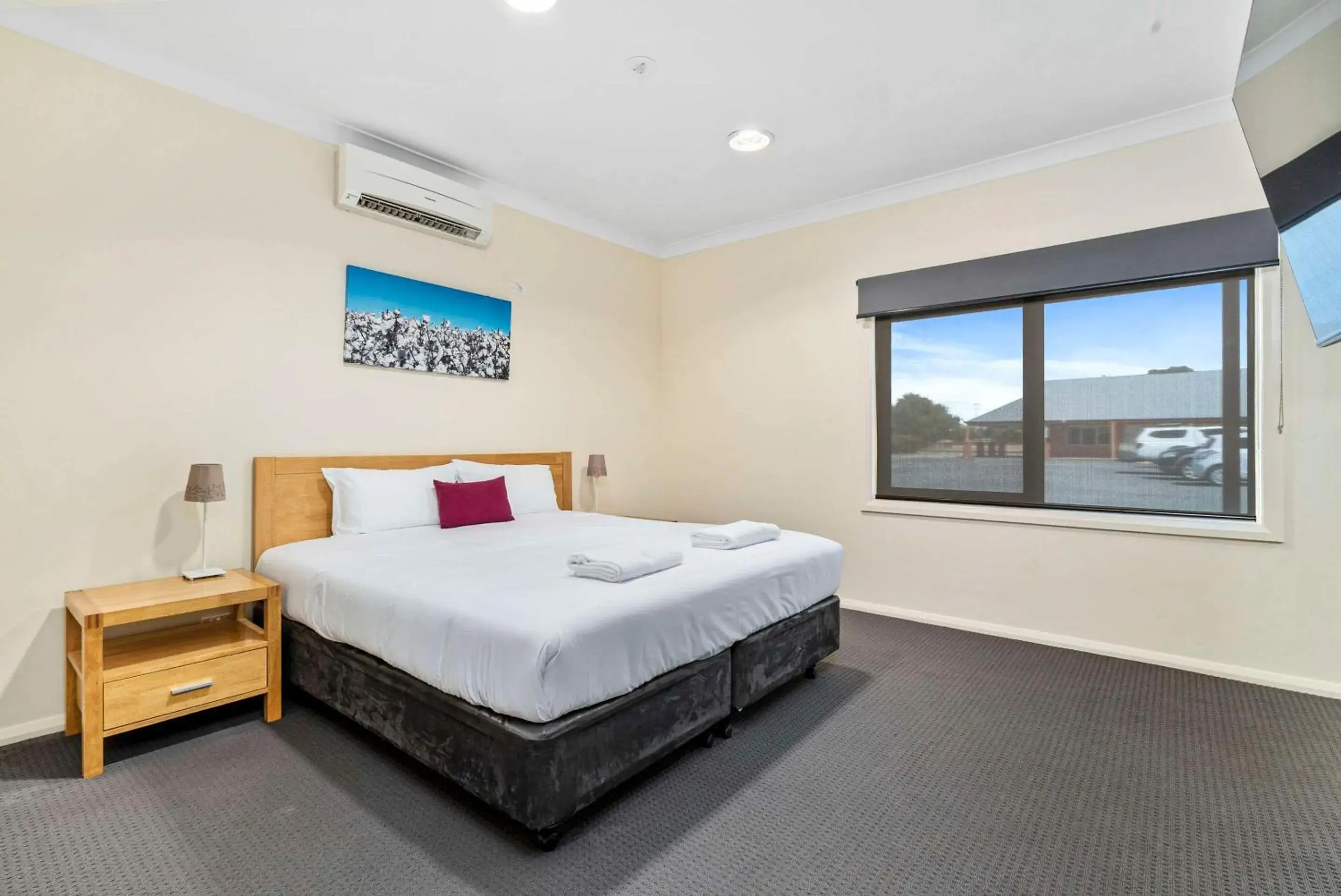 Efficiency King Suite with Spa Bath in Comfort Inn Bishops Lodge Efficiency King Suite with Spa Bath in Comfort Inn Bishops Lodge