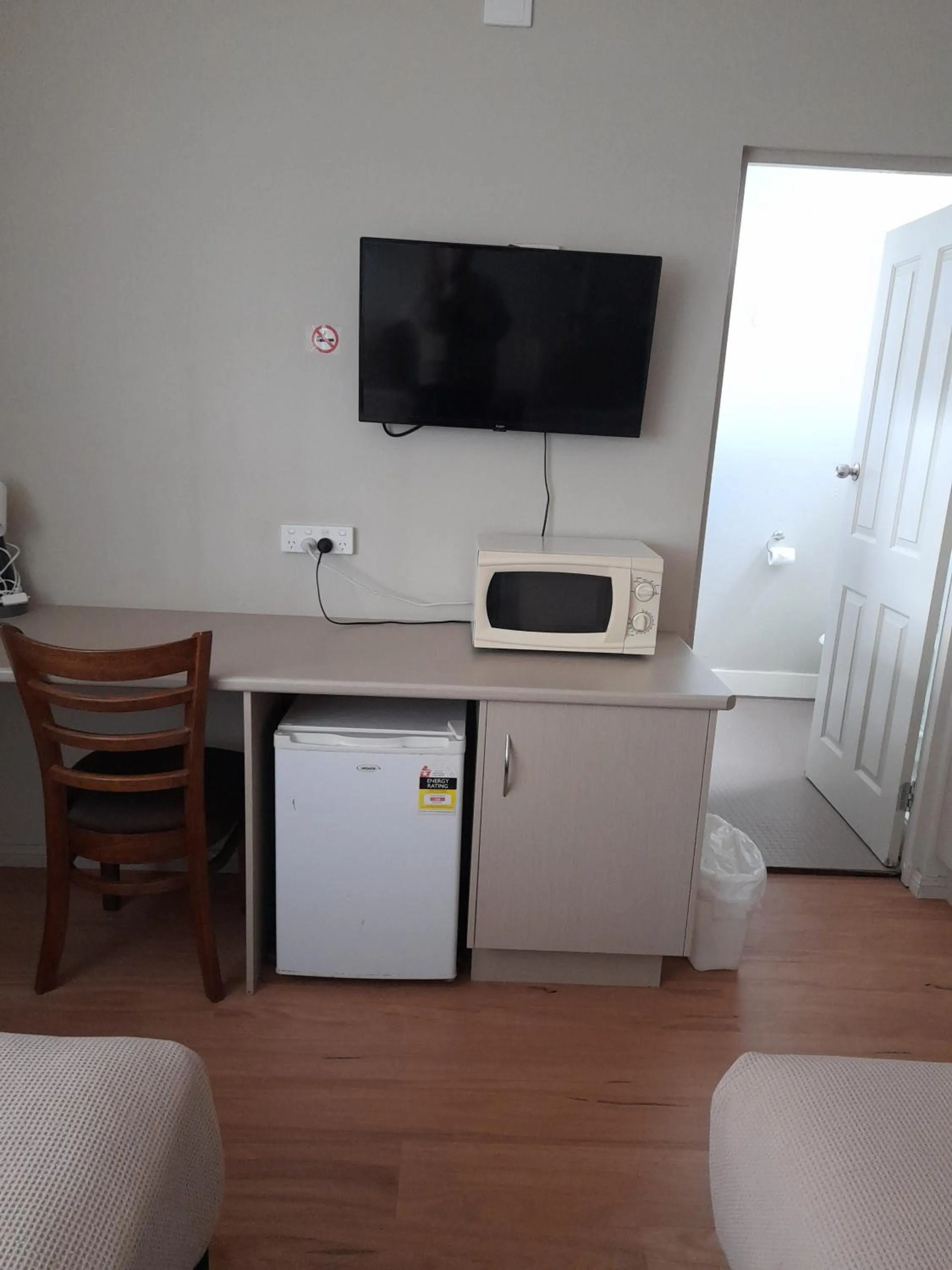 Photo of the whole room in Aromet Motor Inn