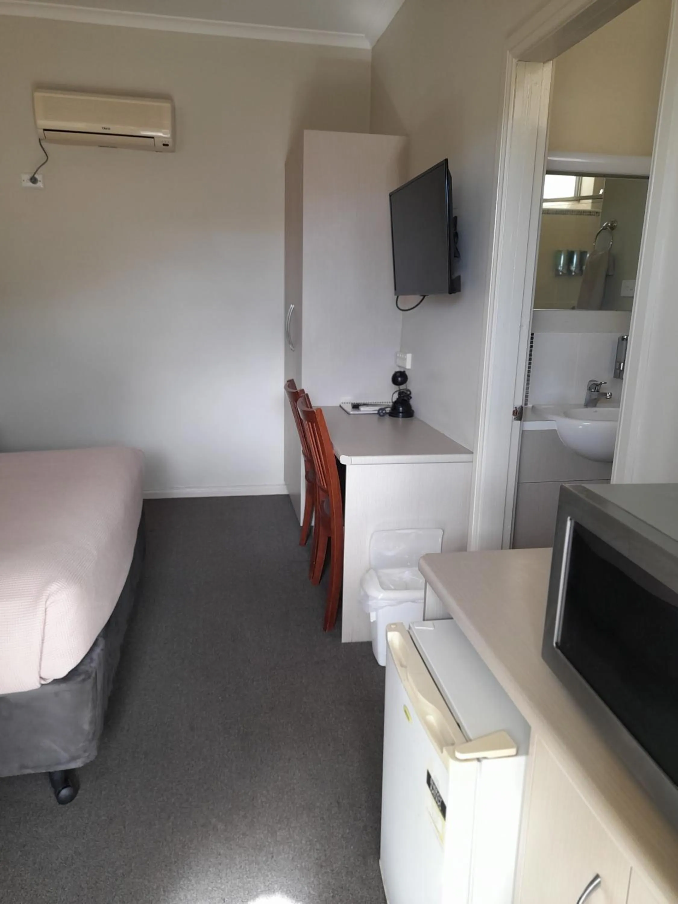 hair dresser in Aromet Motor Inn