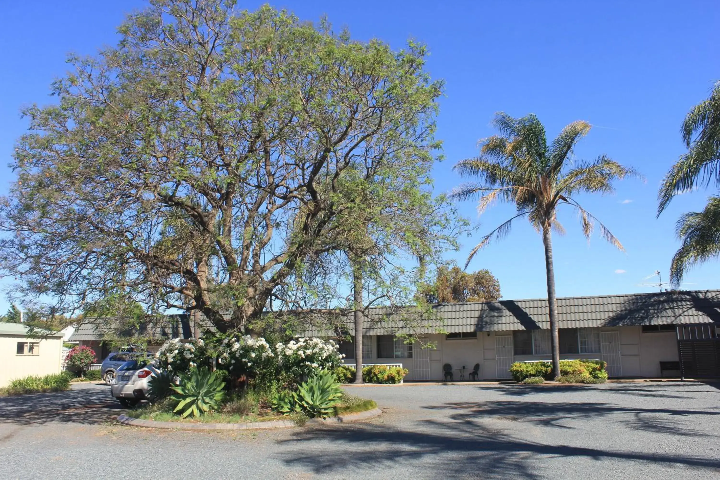 Property building in Aromet Motor Inn Property building in Aromet Motor Inn