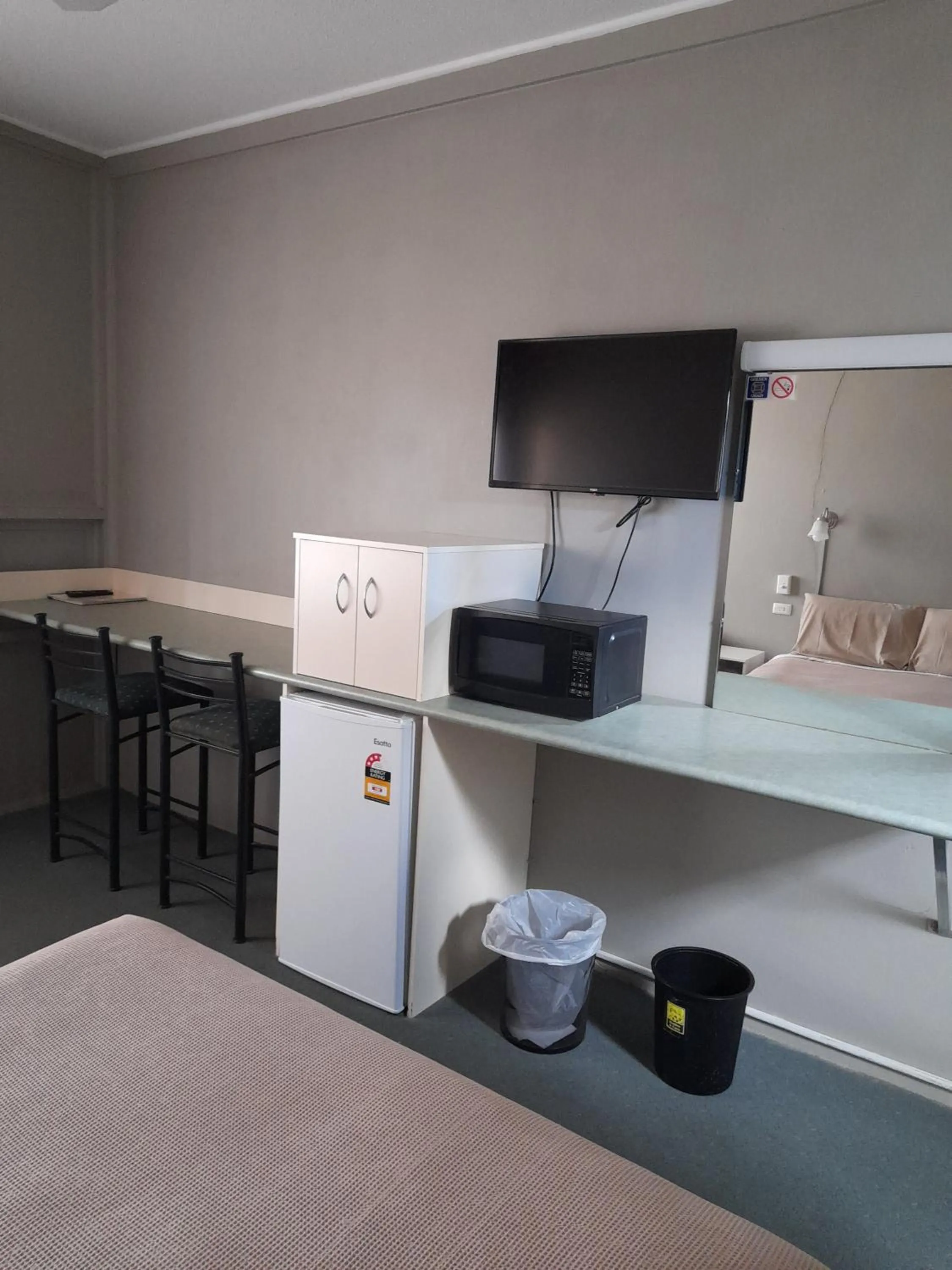 hair dresser, Bed in Aromet Motor Inn