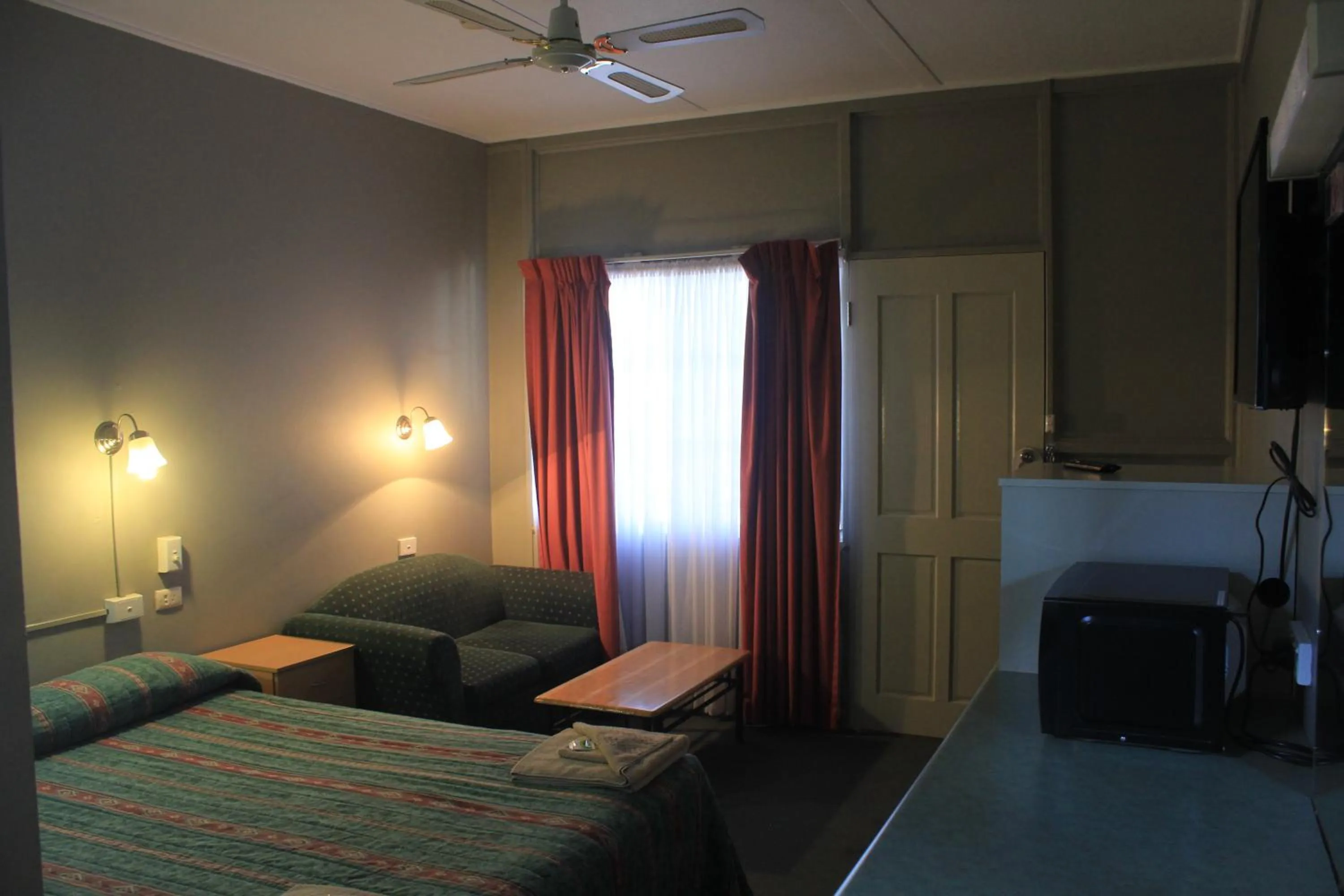 Photo of the whole room, Bed in Aromet Motor Inn