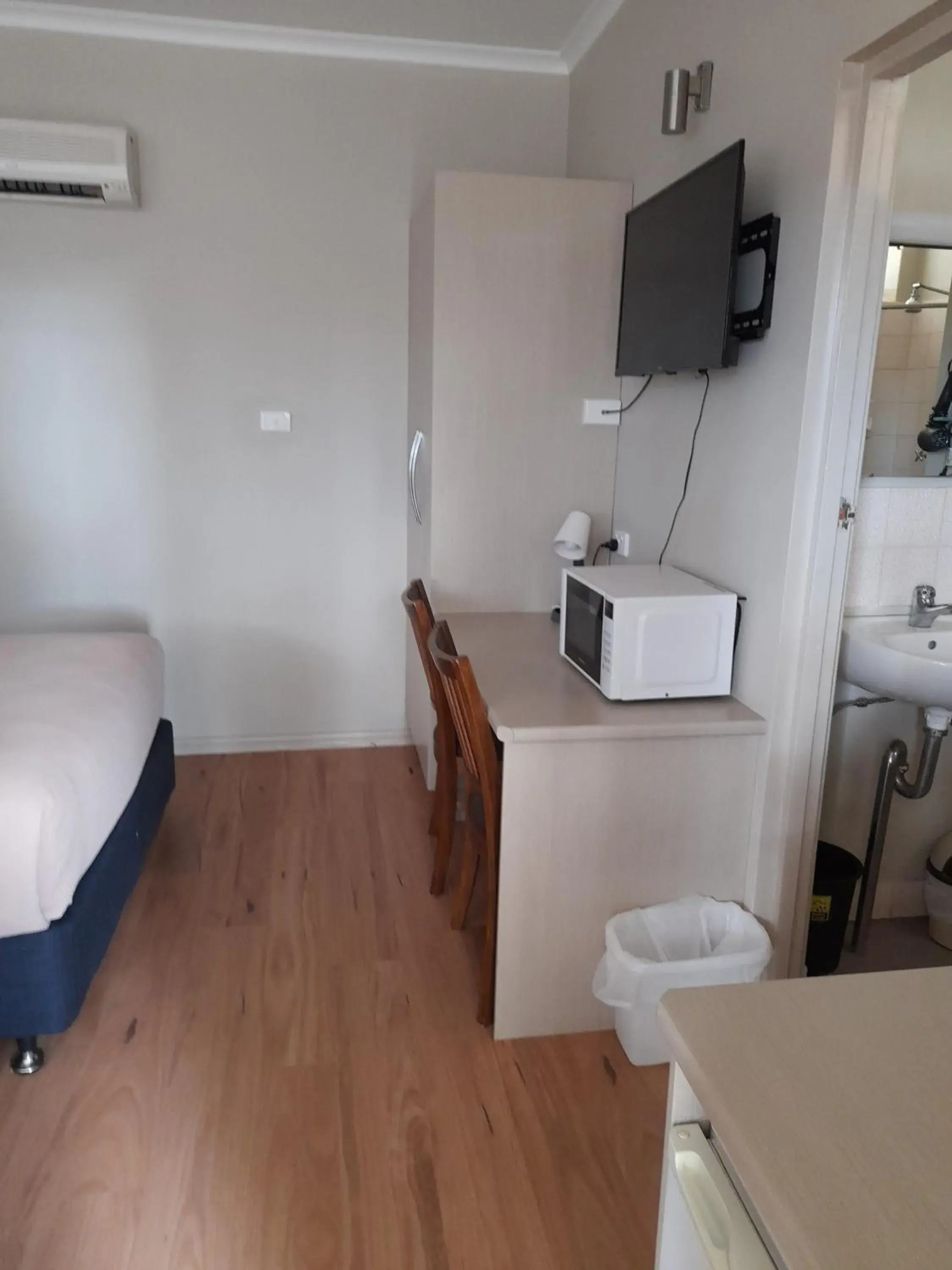 Photo of the whole room, Bed in Aromet Motor Inn Photo of the whole room, Bed in Aromet Motor Inn