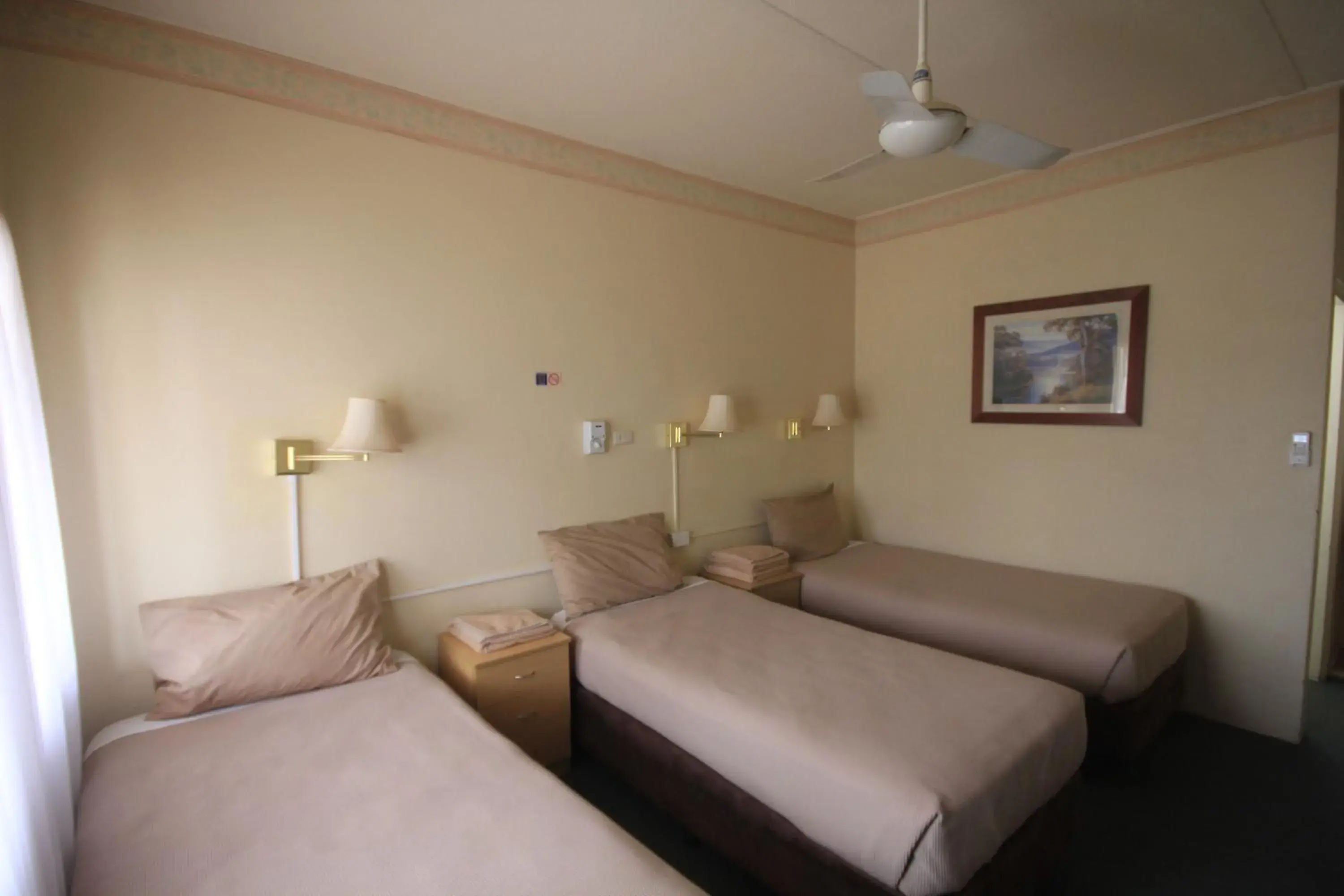 Bed in Aromet Motor Inn Bed in Aromet Motor Inn