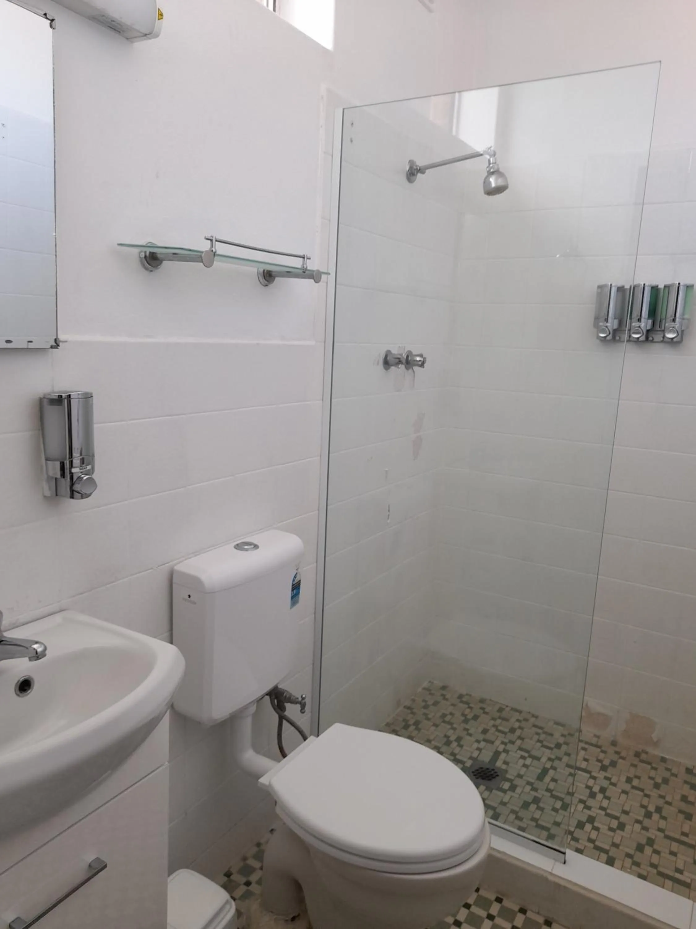 Bathroom in Aromet Motor Inn