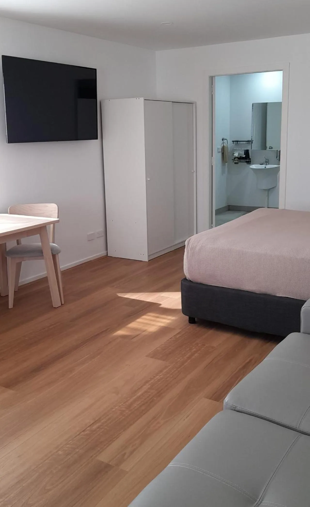 Bed in Aromet Motor Inn