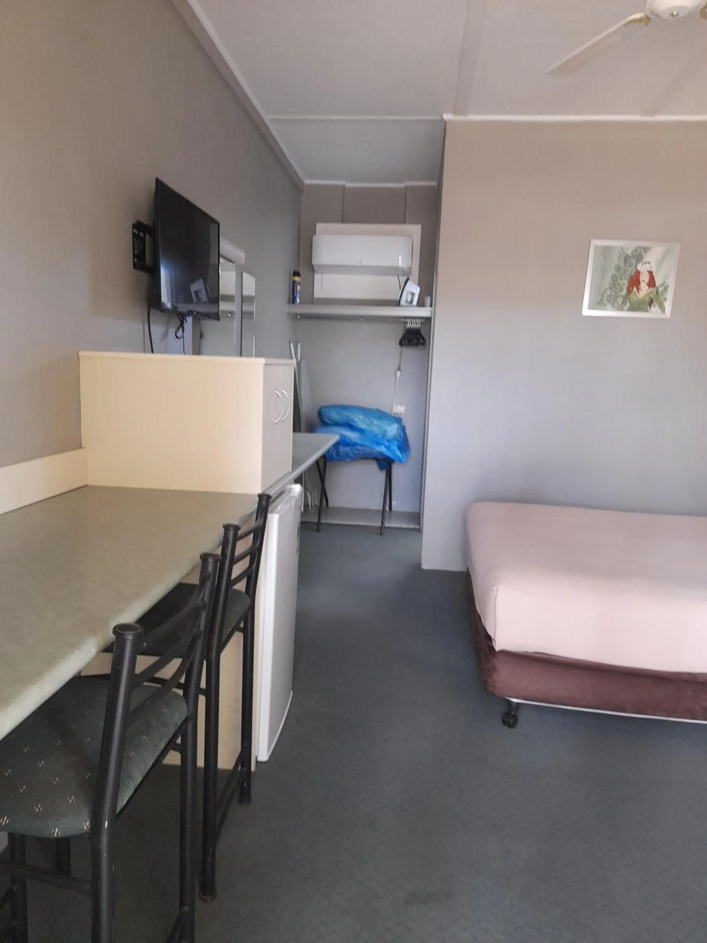 Photo of the whole room, Bed in Aromet Motor Inn