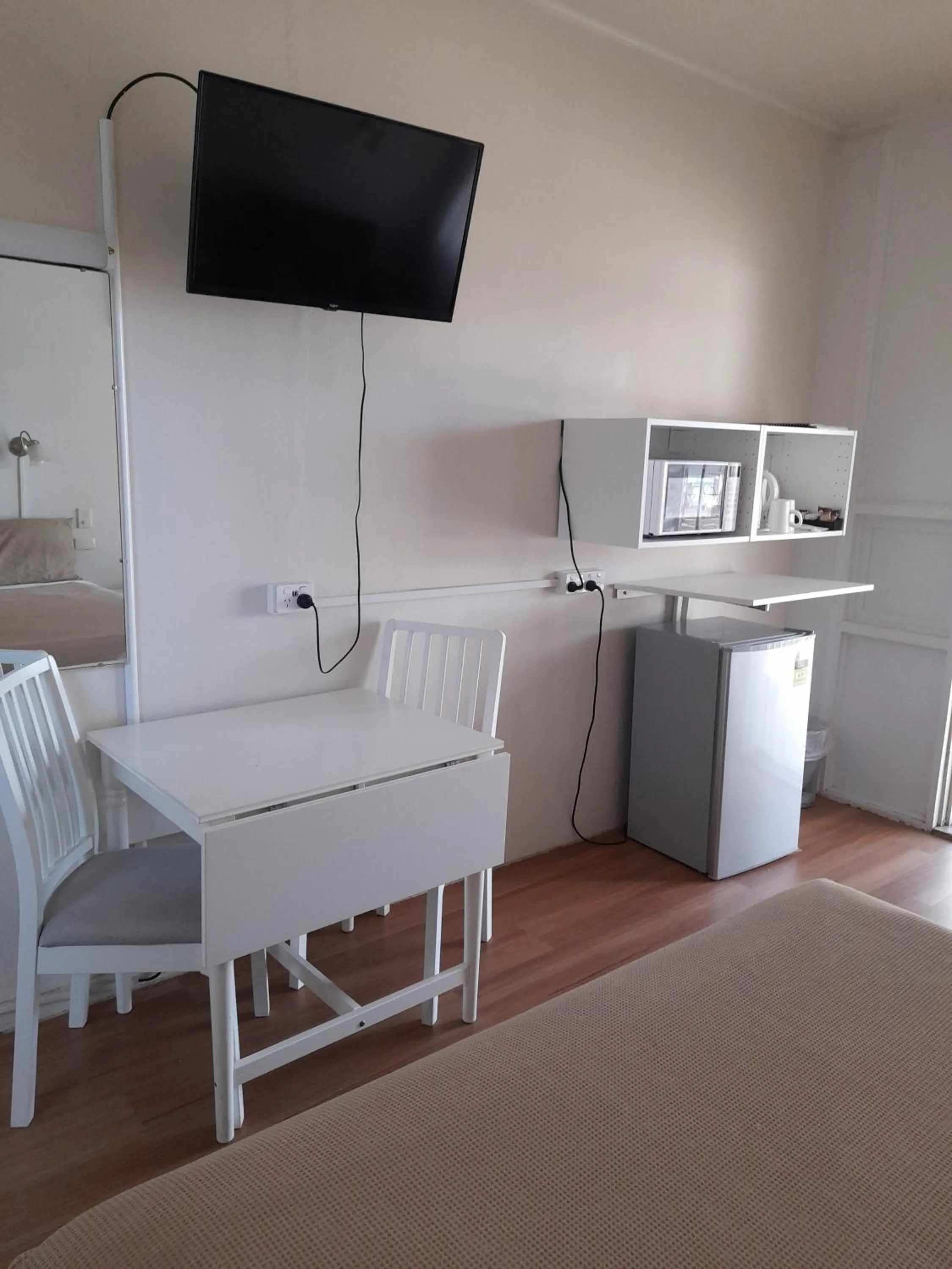 hair dresser in Aromet Motor Inn