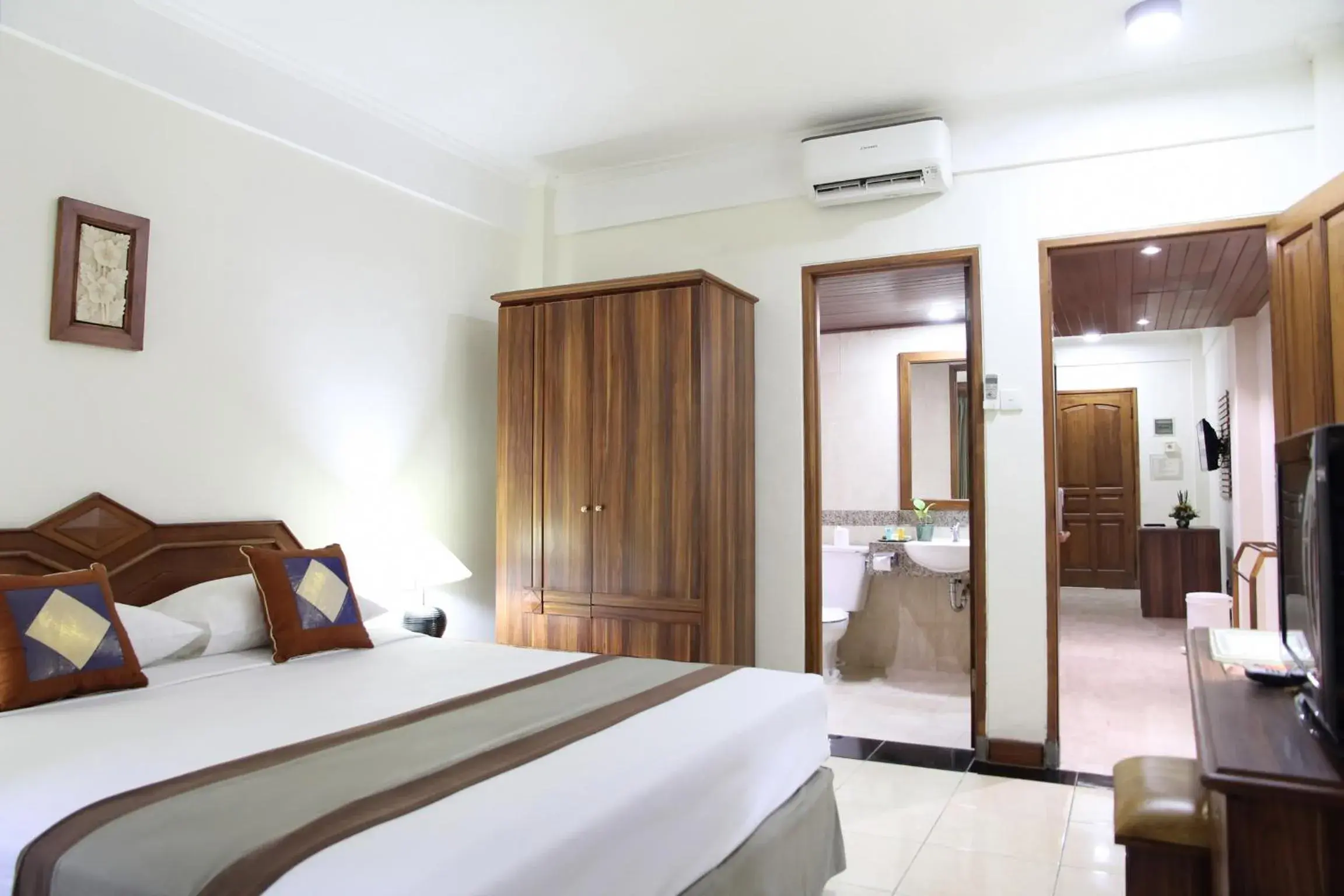 TV and multimedia, Bed in Jayakarta Hotel Bali