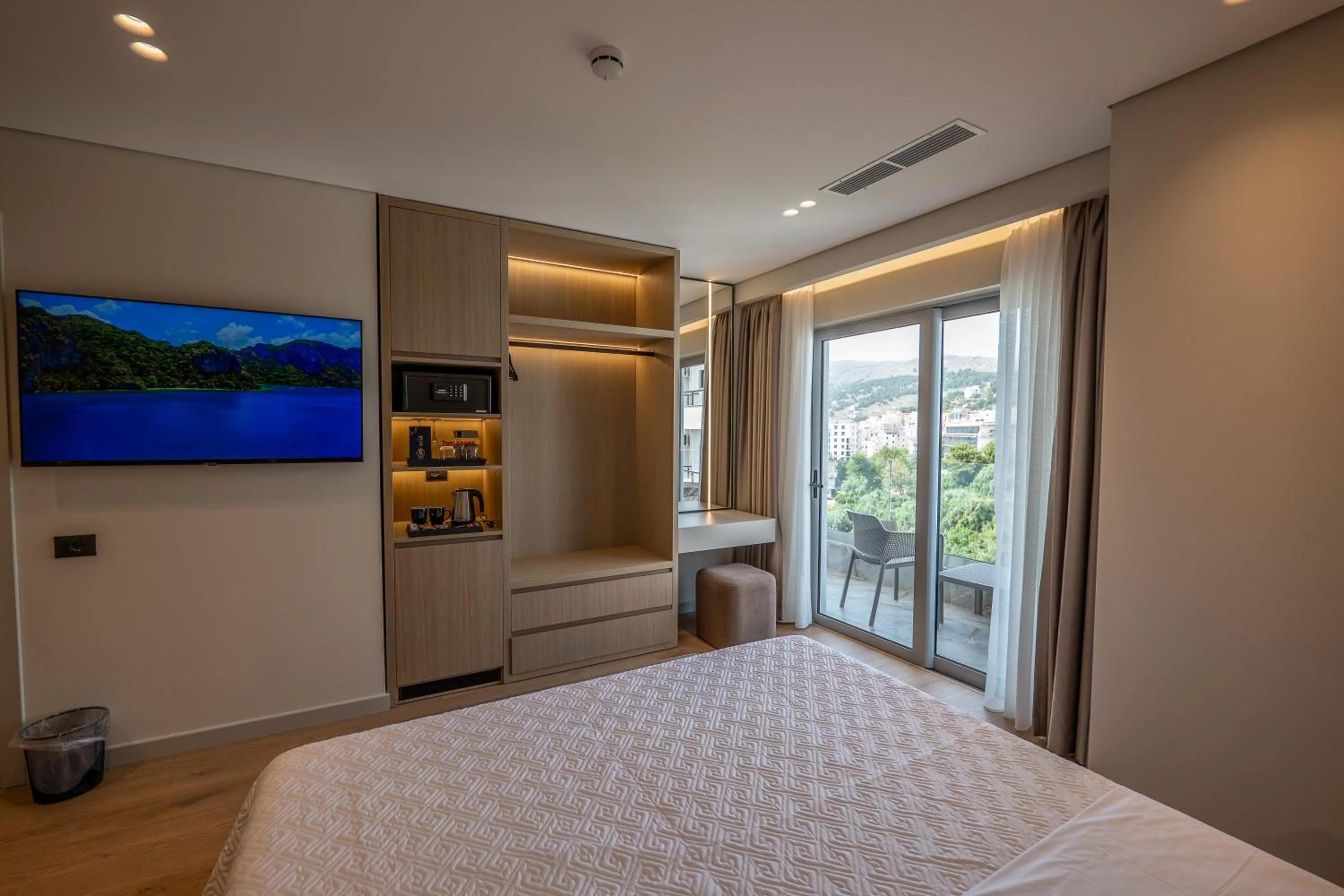 TV and multimedia, Bed in Hotel Teuta