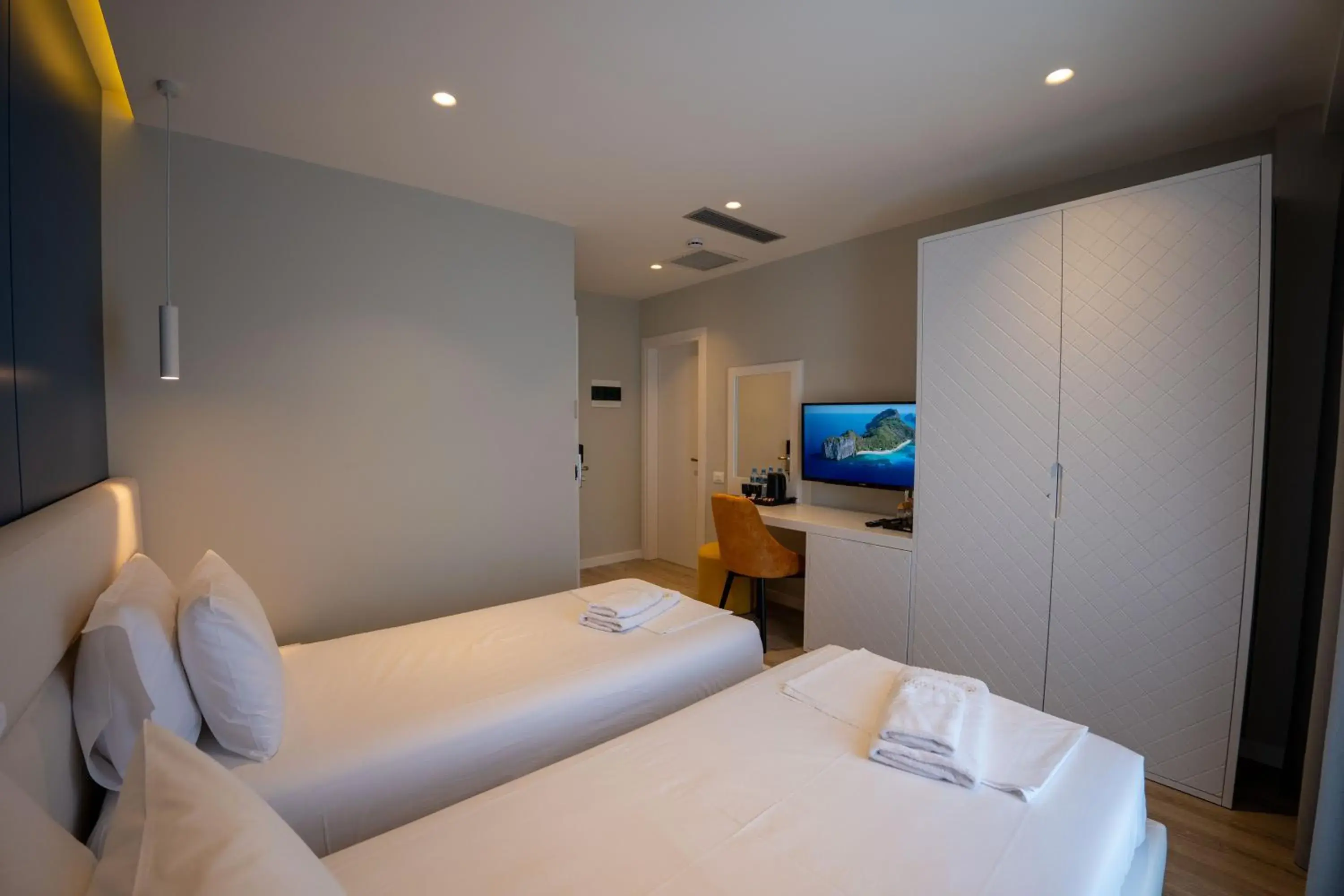 Twin Room with Balcony in Hotel Teuta Twin Room with Balcony in Hotel Teuta