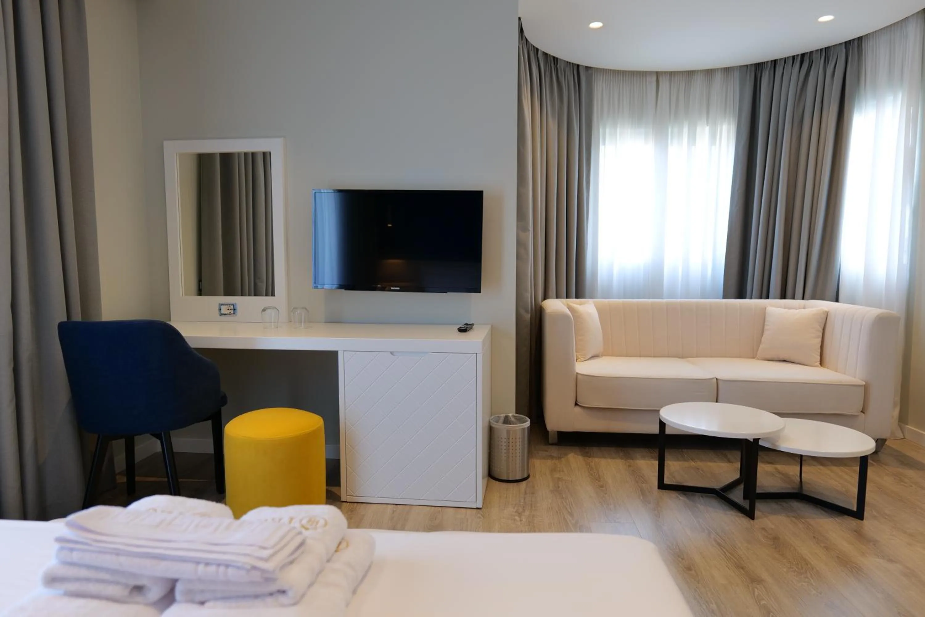 Communal lounge/ TV room, Bed in Hotel Teuta