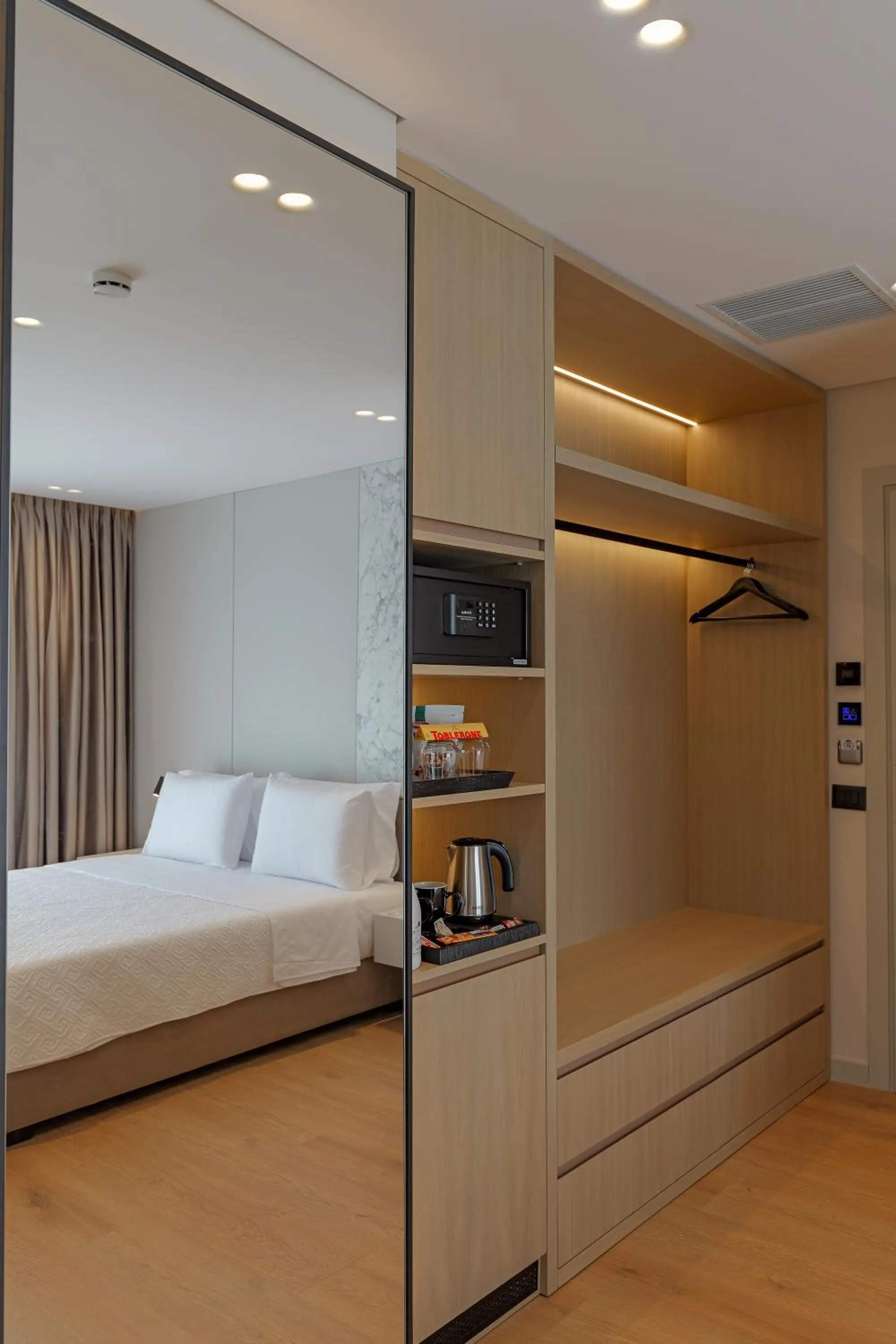 Coffee/tea facilities, Bed in Hotel Teuta