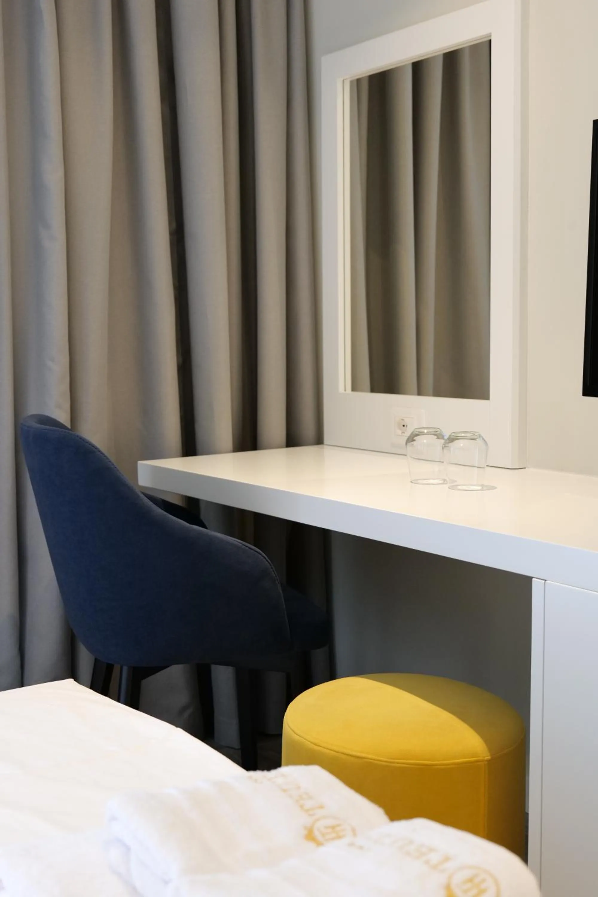 Communal lounge/ TV room, Bed in Hotel Teuta