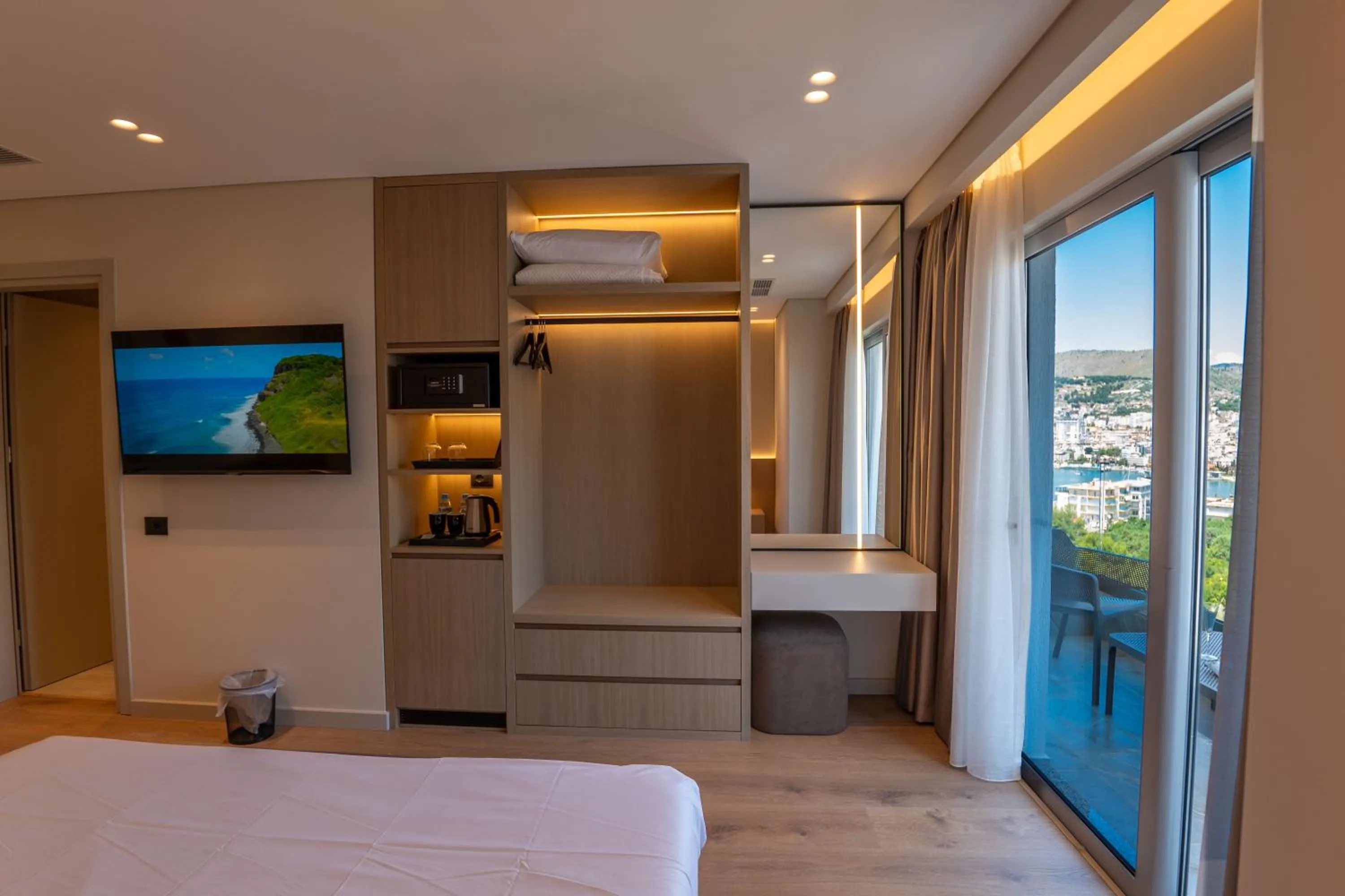 TV and multimedia, Bed in Hotel Teuta