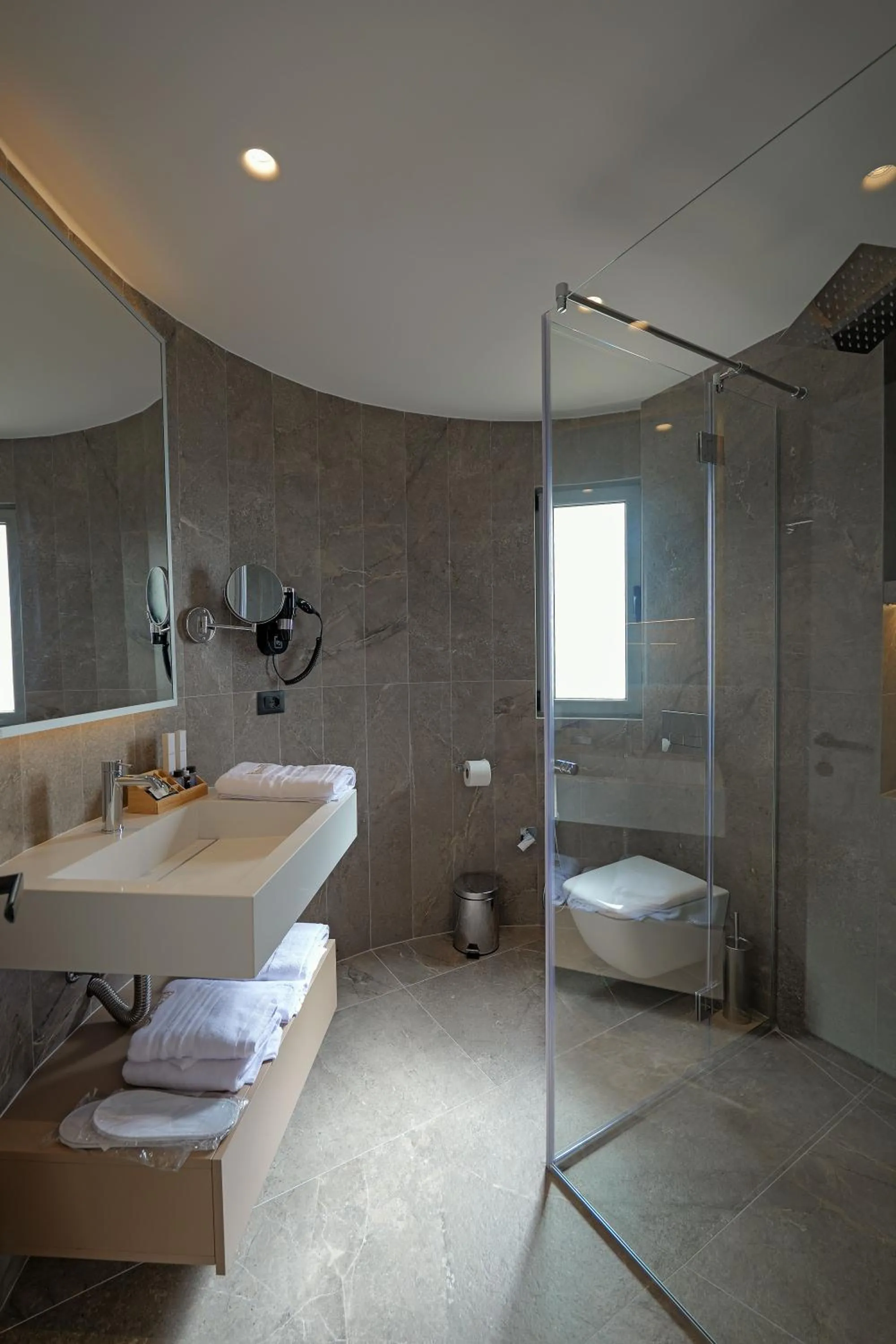 Bathroom, Bed in Hotel Teuta