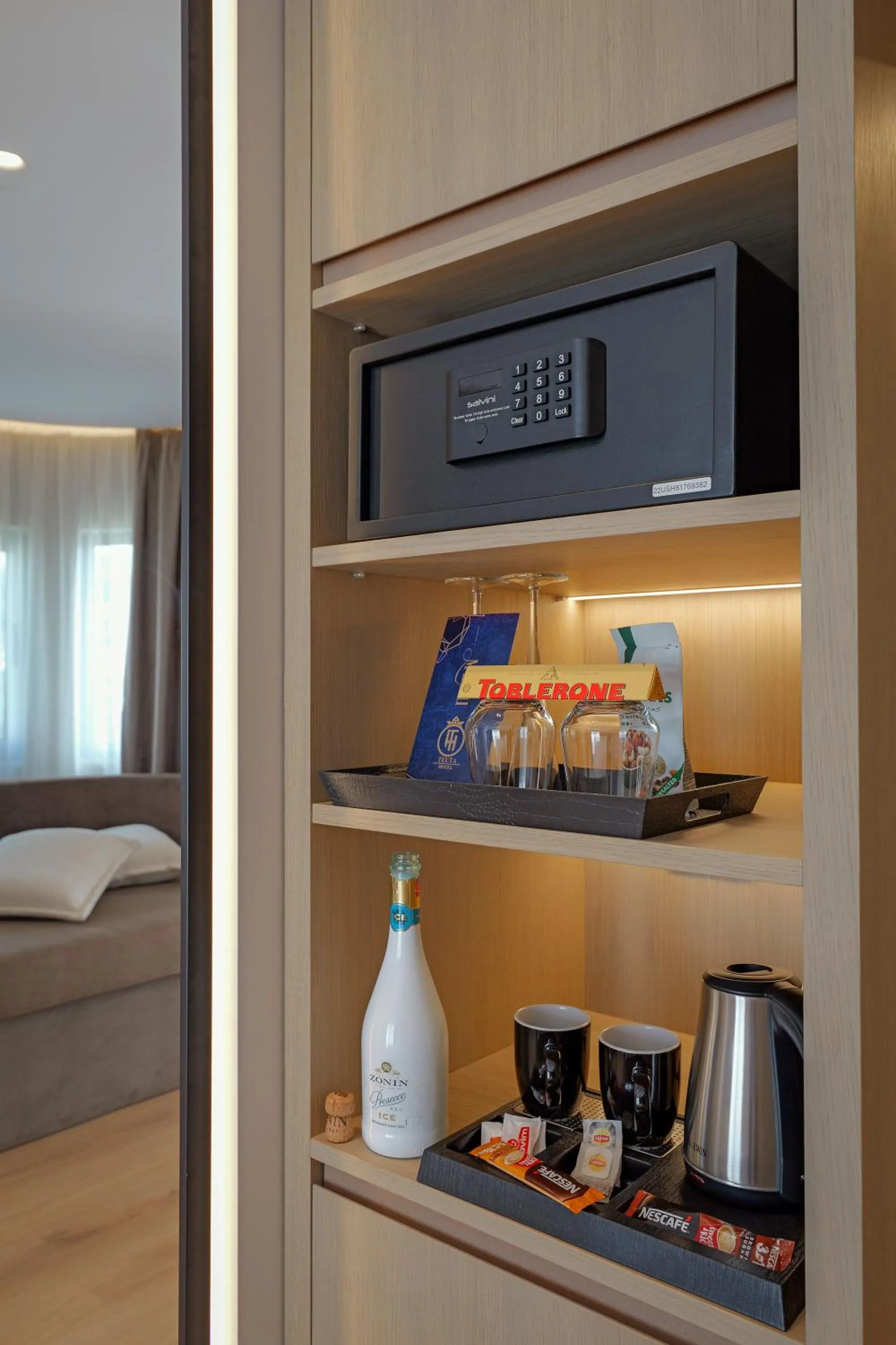 Coffee/tea facilities, Bed in Hotel Teuta