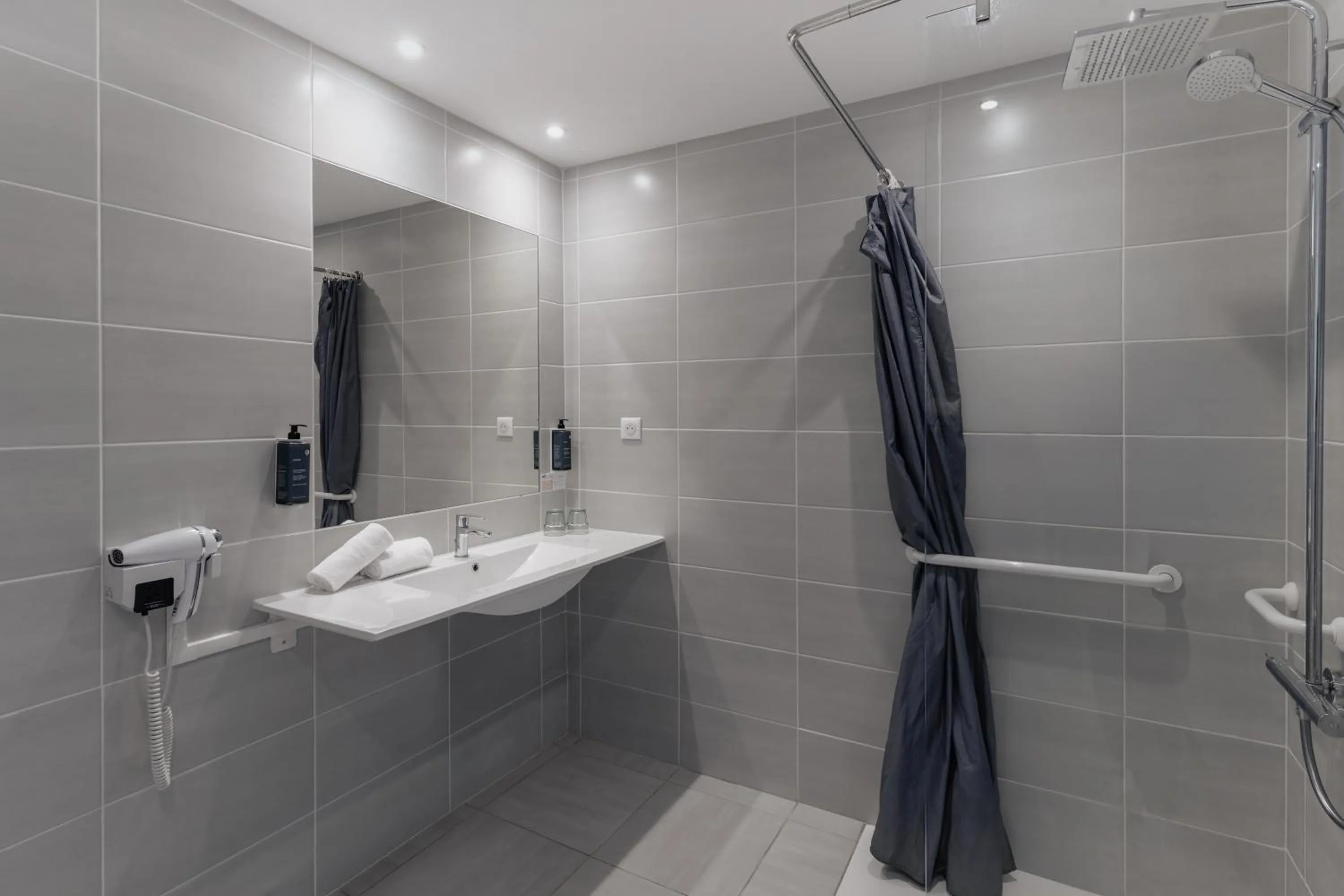 Bathroom in BRIT HOTEL - RESTAURANT Saint-Brieuc Langueux