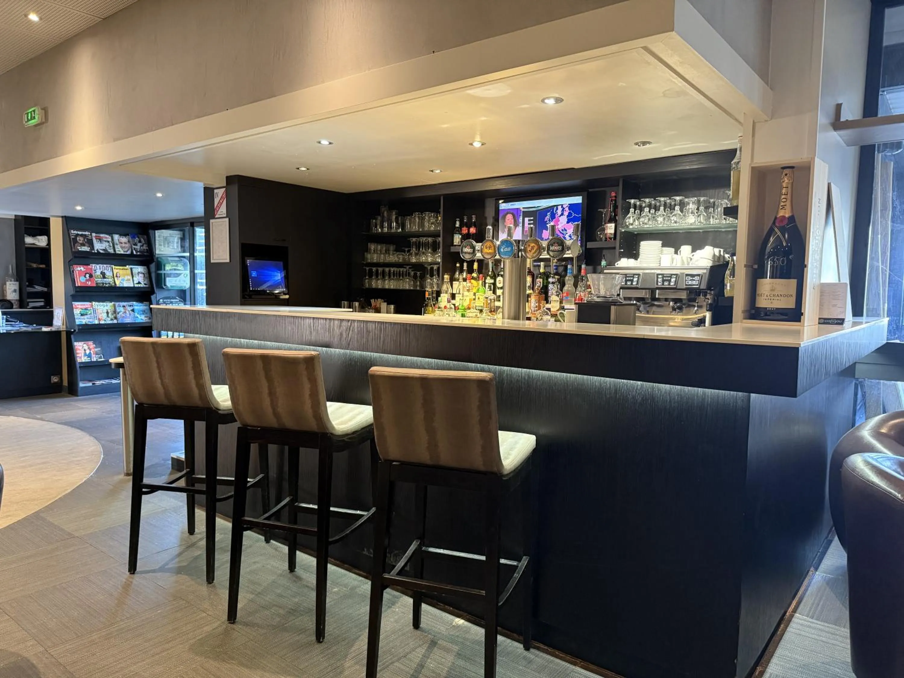 Lounge or bar in BRIT HOTEL - RESTAURANT Saint-Brieuc Langueux